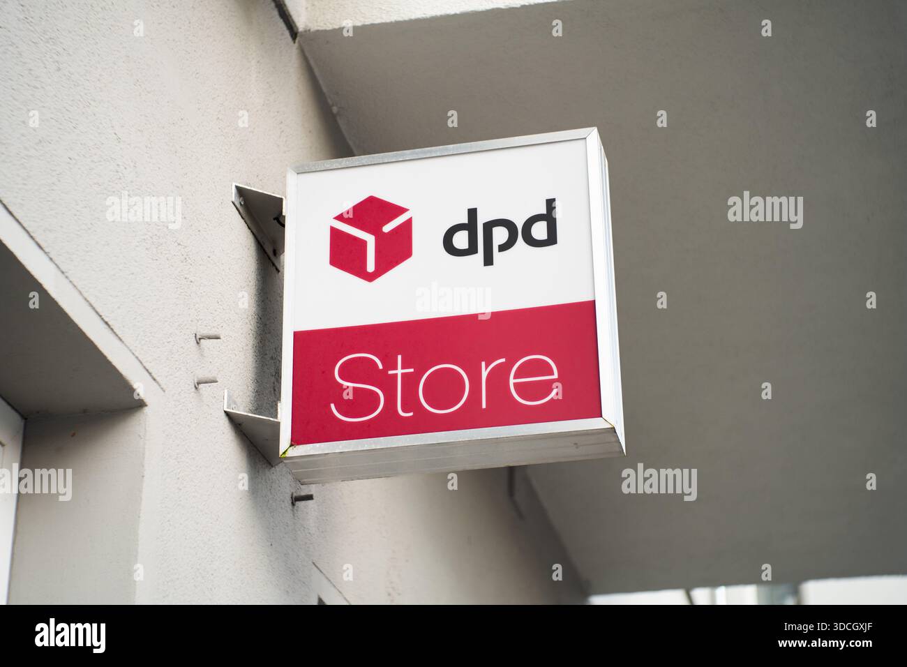 DPD-Logozeichen des Paketzustellungsdienstes. Beschilderung an einer Ladenfassade innerhalb der Stadt. Nahaufnahme des Markensymbols. Stockfoto