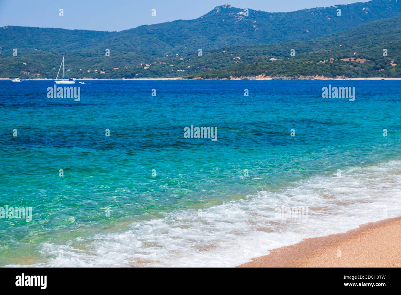 Sandstrand-Szene an sonnigen Sommertagen. Propriano, Insel Korsika, Frankreich. Natürliches Hintergrundfoto mit weichem selektivem Fokus im Vordergrund Stockfoto