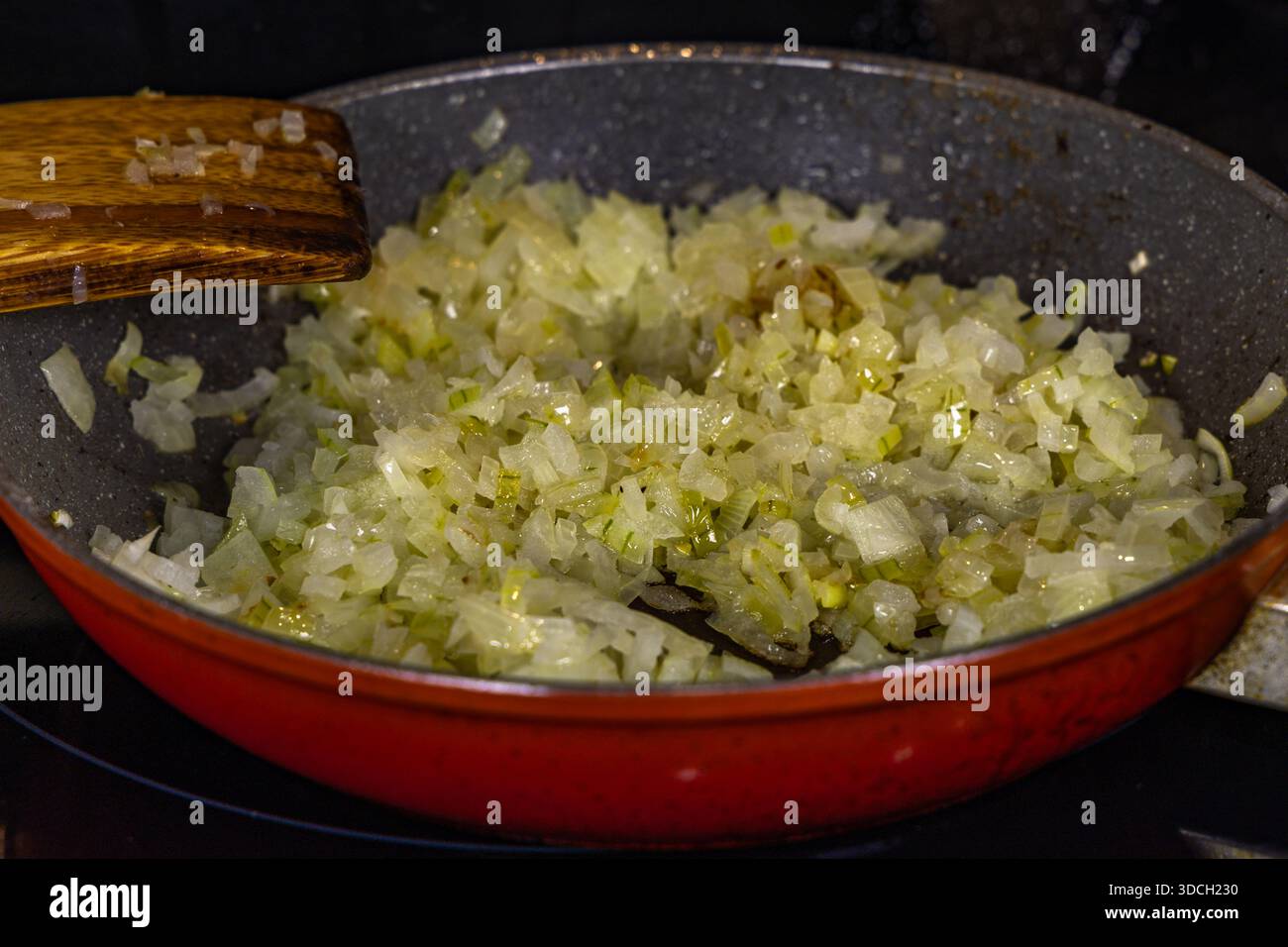Zwiebeln und Pilze in einer Pfanne braten, ein realistisches Foto aus der Küche, Gerichte für die Feiertage vorbereiten Stockfoto