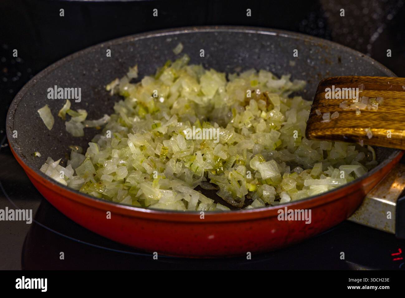 Zwiebeln und Pilze in einer Pfanne braten, ein realistisches Foto aus der Küche, Gerichte für die Feiertage vorbereiten Stockfoto