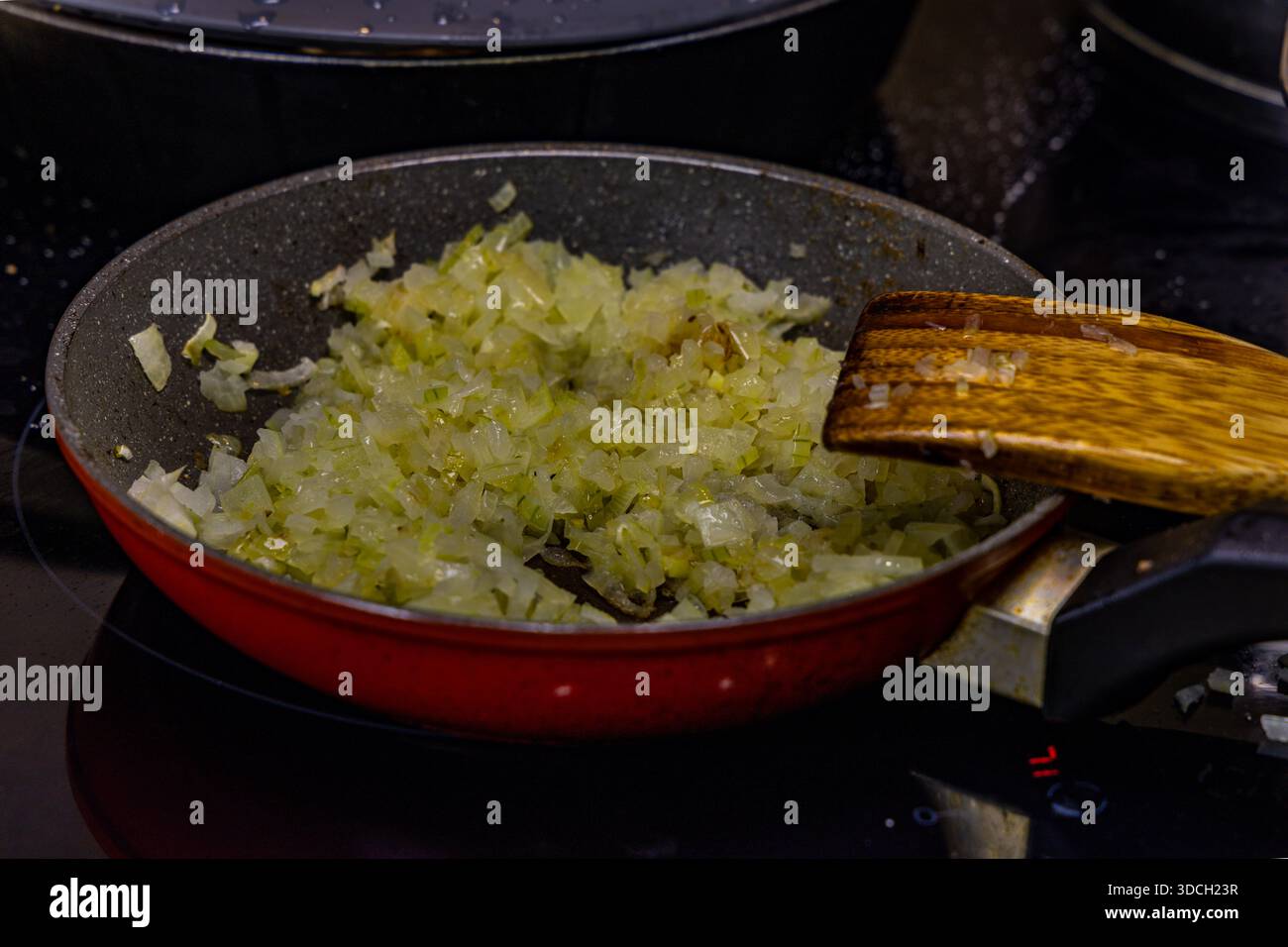 Zwiebeln und Pilze in einer Pfanne braten, ein realistisches Foto aus der Küche, Gerichte für die Feiertage vorbereiten Stockfoto