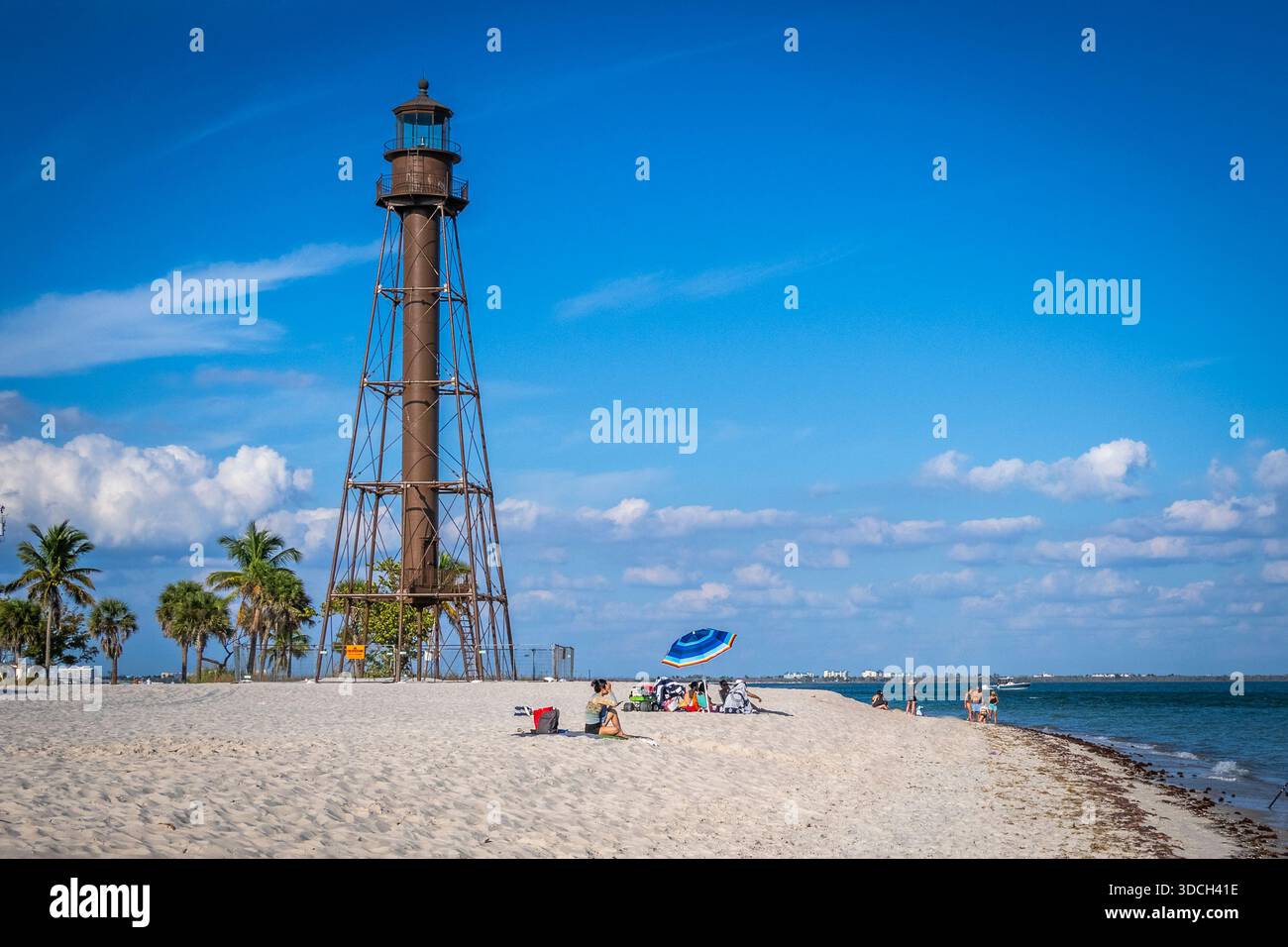 Das historische Sanibel Island Lighthouse wurde 1884 im Lighthouse Beach Park am östlichen Ende von Sanibel Island am Golf von Amerika in Florida, USA, erbaut Stockfoto