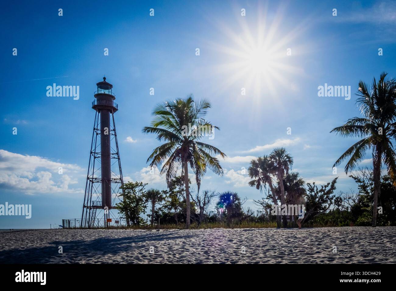 Das historische Sanibel Island Lighthouse wurde 1884 im Lighthouse Beach Park am östlichen Ende von Sanibel Island am Golf von Amerika in Florida, USA, erbaut Stockfoto