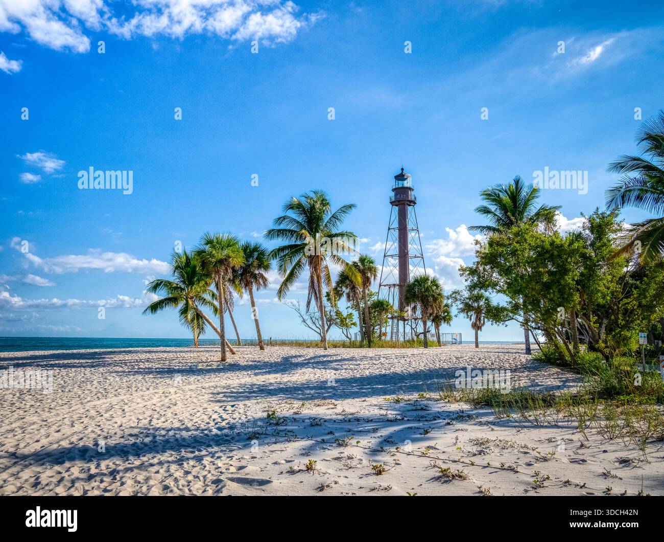 Das historische Sanibel Island Lighthouse wurde 1884 im Lighthouse Beach Park am östlichen Ende von Sanibel Island am Golf von Amerika in Florida, USA, erbaut Stockfoto