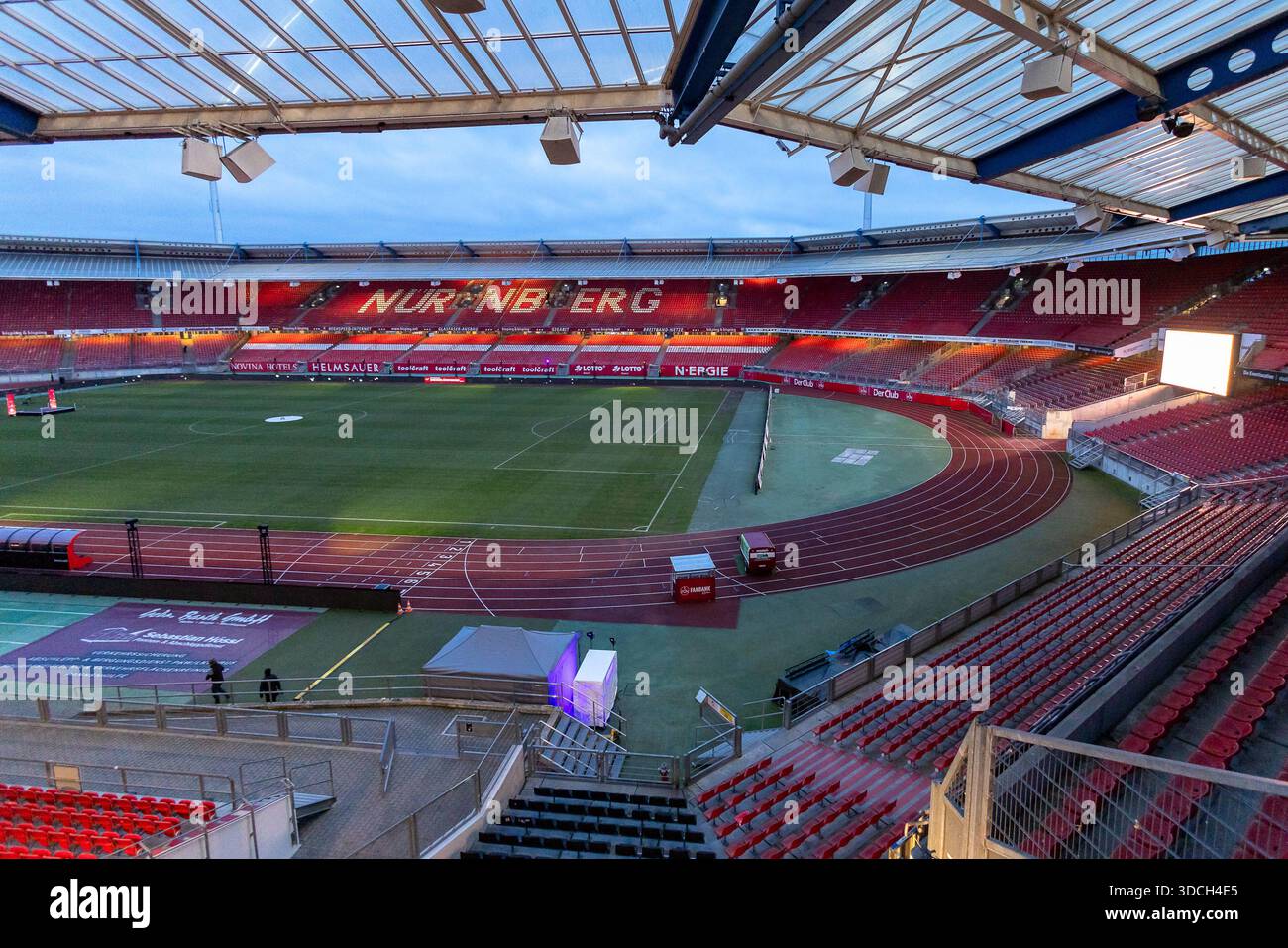 Das große Nürnberger Rote Engel Adventssingen im Max-Morlock-Stadion, Nürnberg, 22.12.2025 Panoramablick ins Max-Morlock-Stadion in Nürnberg mit leerem Spielfeld, roter Laufbahn und Tribünen. Im Innenraum sind erste Vorbereitungen für das Event das große Nürnberger Rote Engel Adventssingen sichtbar. Teile der Arena sind beleuchtet, das Stadion ist noch unbesetzt. Nürnberg Max-Morlock-Stadion Bayern Deutschland *** der große Nürnberger Rote Engel Adventssingen im Max-Morlock-Stadion, Nürnberg, 22 12 2025 Panoramablick auf das Max-Morlock-Stadion in Nürnberg mit leerem Spielfeld, rot laufendem tr Stockfoto