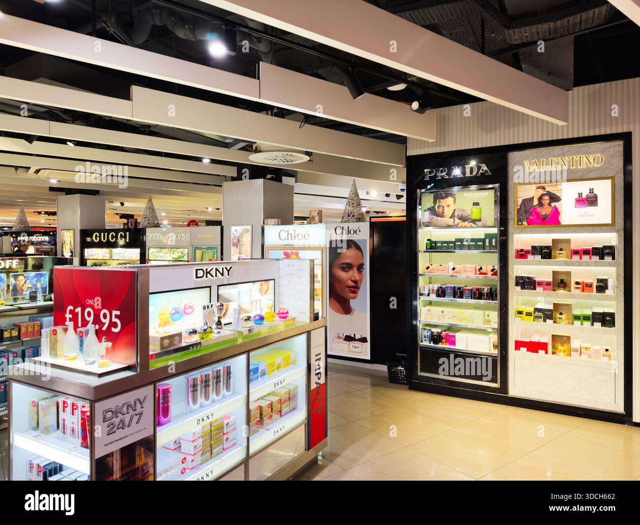 Manchester, Großbritannien - 13. Dezember 2025: Die luxuriöse Kosmetikabteilung in Manchester präsentiert Top-Marken und Parfümdisplays in einem hellen Einzelhandelsbereich. Stockfoto