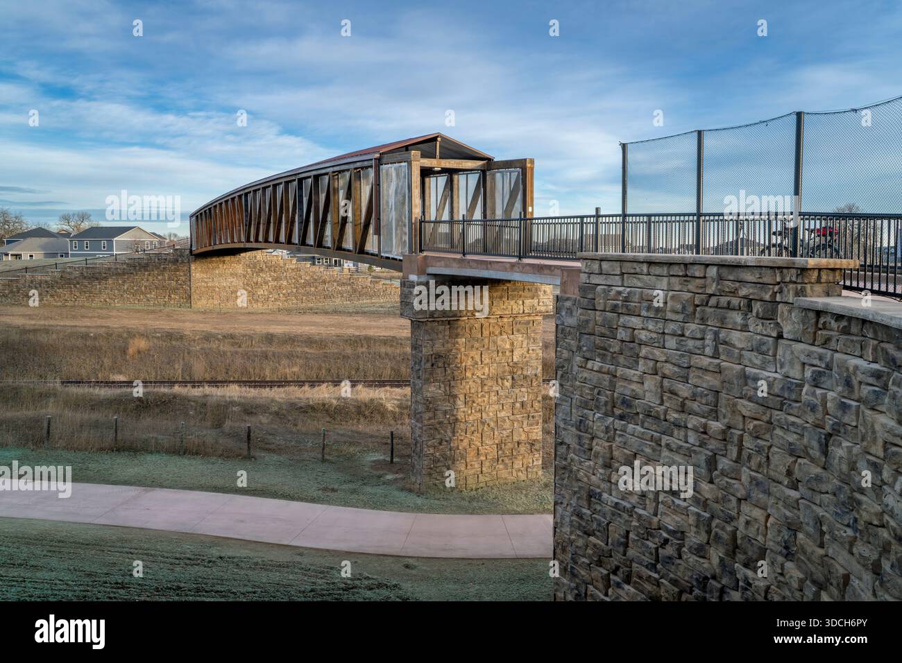 Radweg mit Überführung über Eisenbahnschienen in Fort Collins Colorado - Siphon Fußgänger Overpass und Power Trail Stockfoto