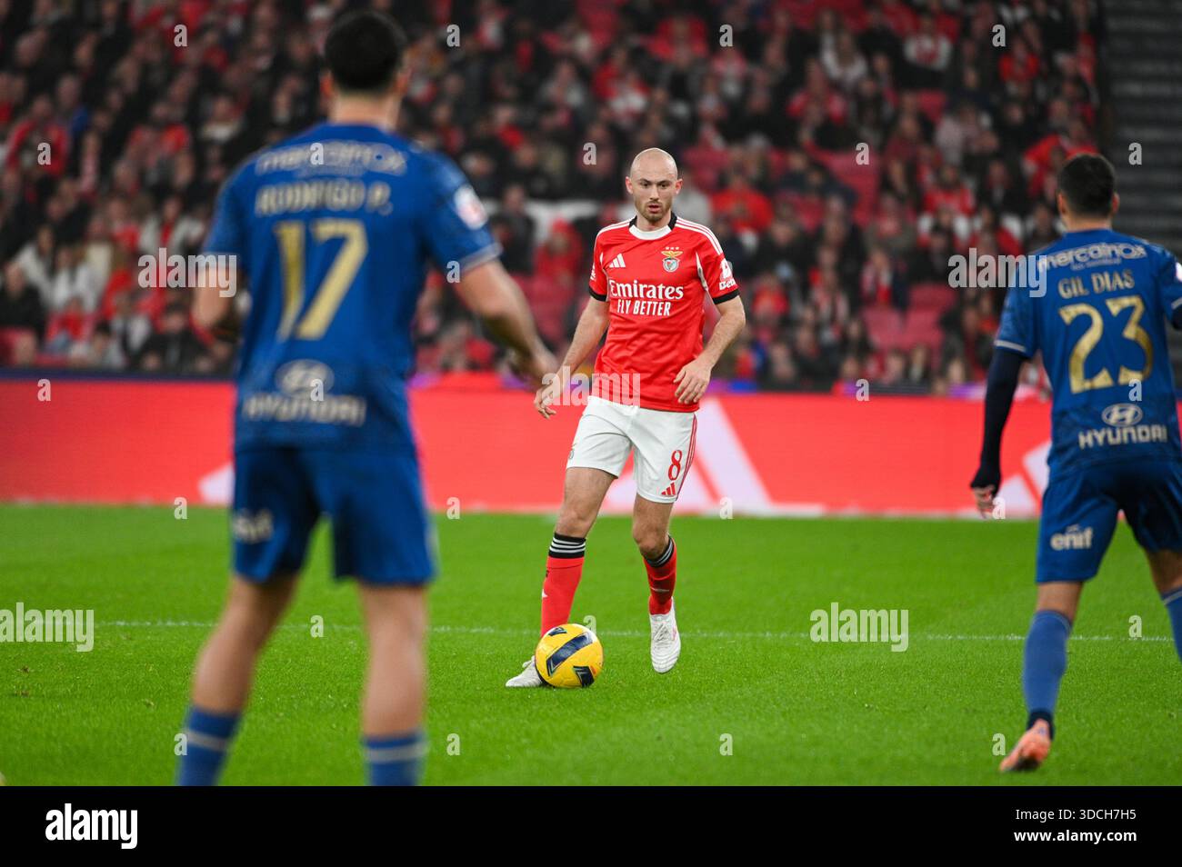 Lissabon, Portugal. 22. Dezember 2025. Aursnes Mittelfeldspieler von SL Benfica im Benfica gegen Famalicao für die portugiesische Liga im Estadio da Luz in Lissabon. Quelle: Ricardo Rocha / Alamy Live News Stockfoto