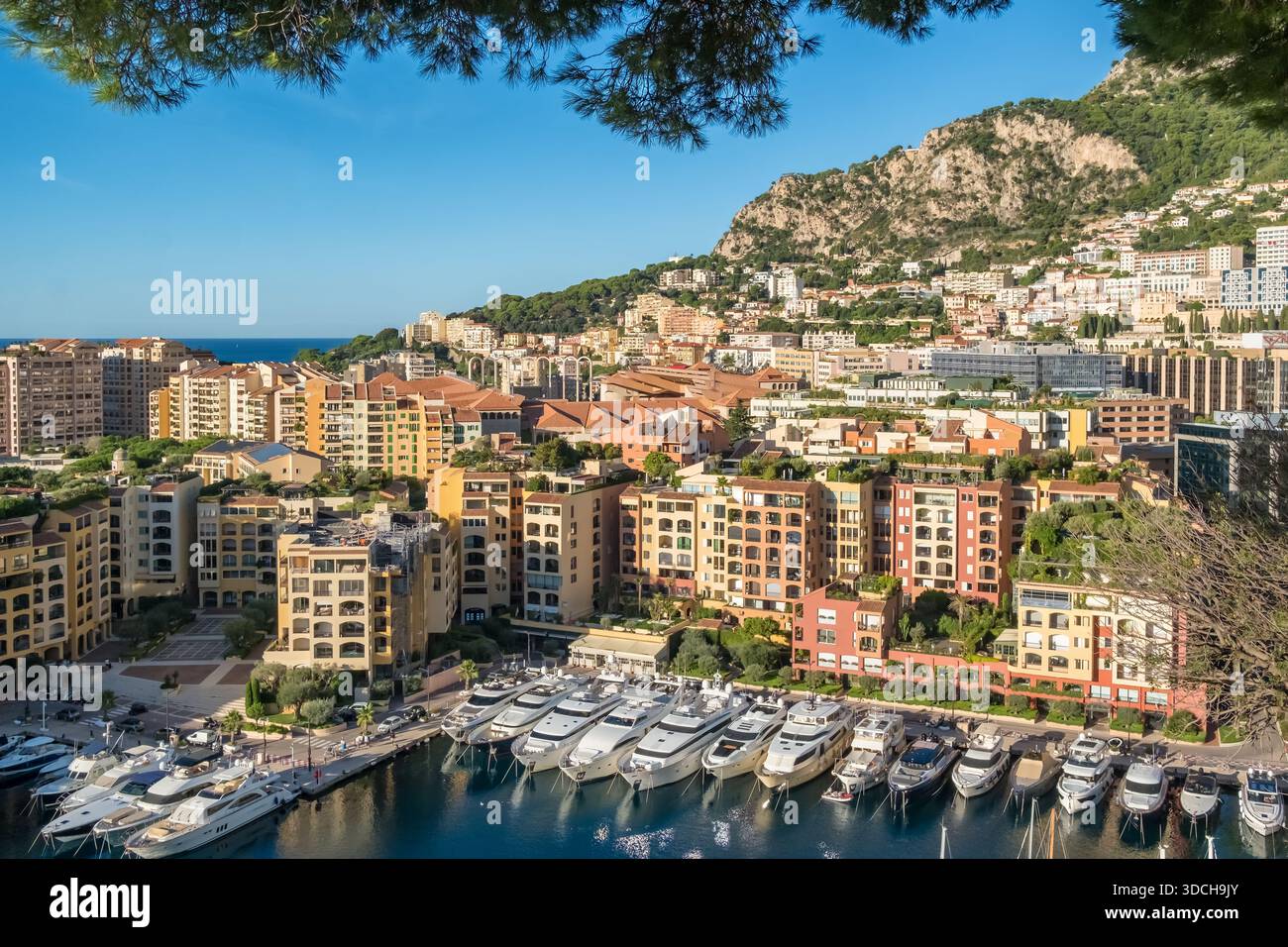 Moderne Wohngebäude mit Luxus-Apartments und Marina in Monaco Stockfoto