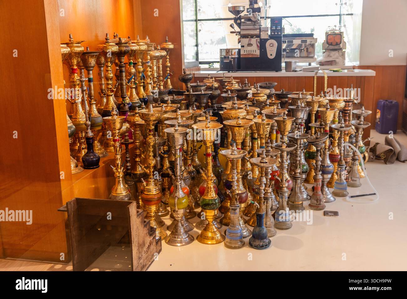 LUSAIL, KATAR - 20. SEPTEMBER 2023: Hookahs im Plan B Cafe in Lusail, Katar Stockfoto