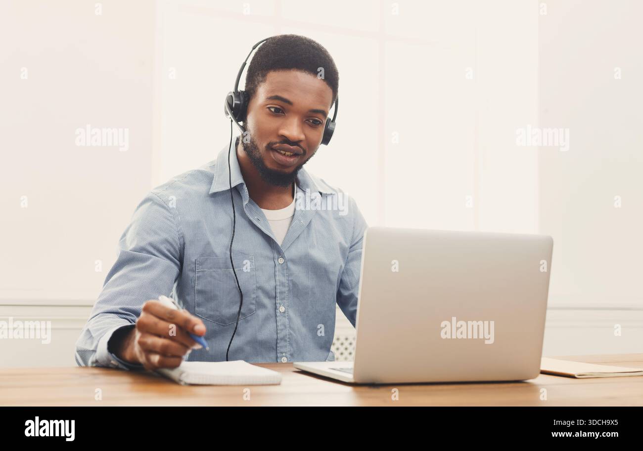 Callcenter-Mitarbeiter mit Headset Stockfoto