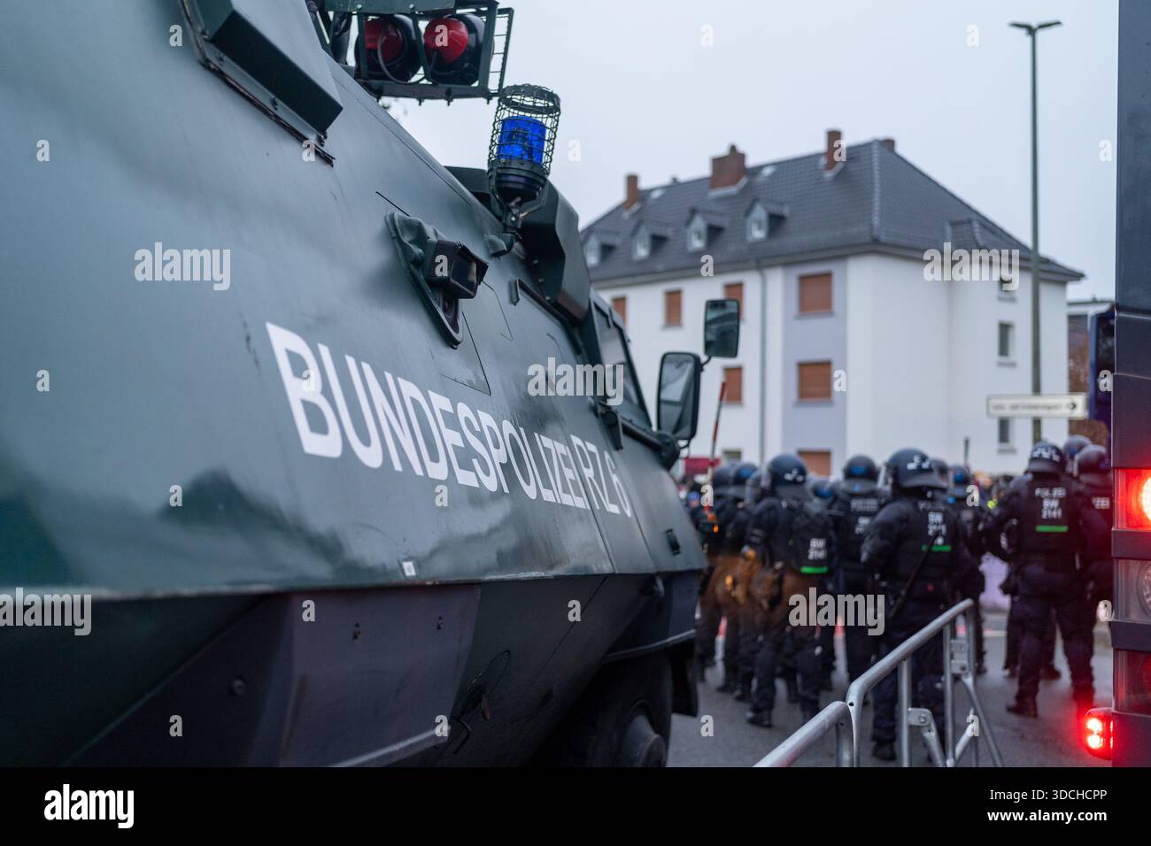 Deutschland, Gießen 29.11.25Tausende von Tausenden haben sich seit den frühen Morgenstunden versammelt, um gegen die Wiedereinführung der deutschen rechtsextremen AFD zu protestieren Stockfoto
