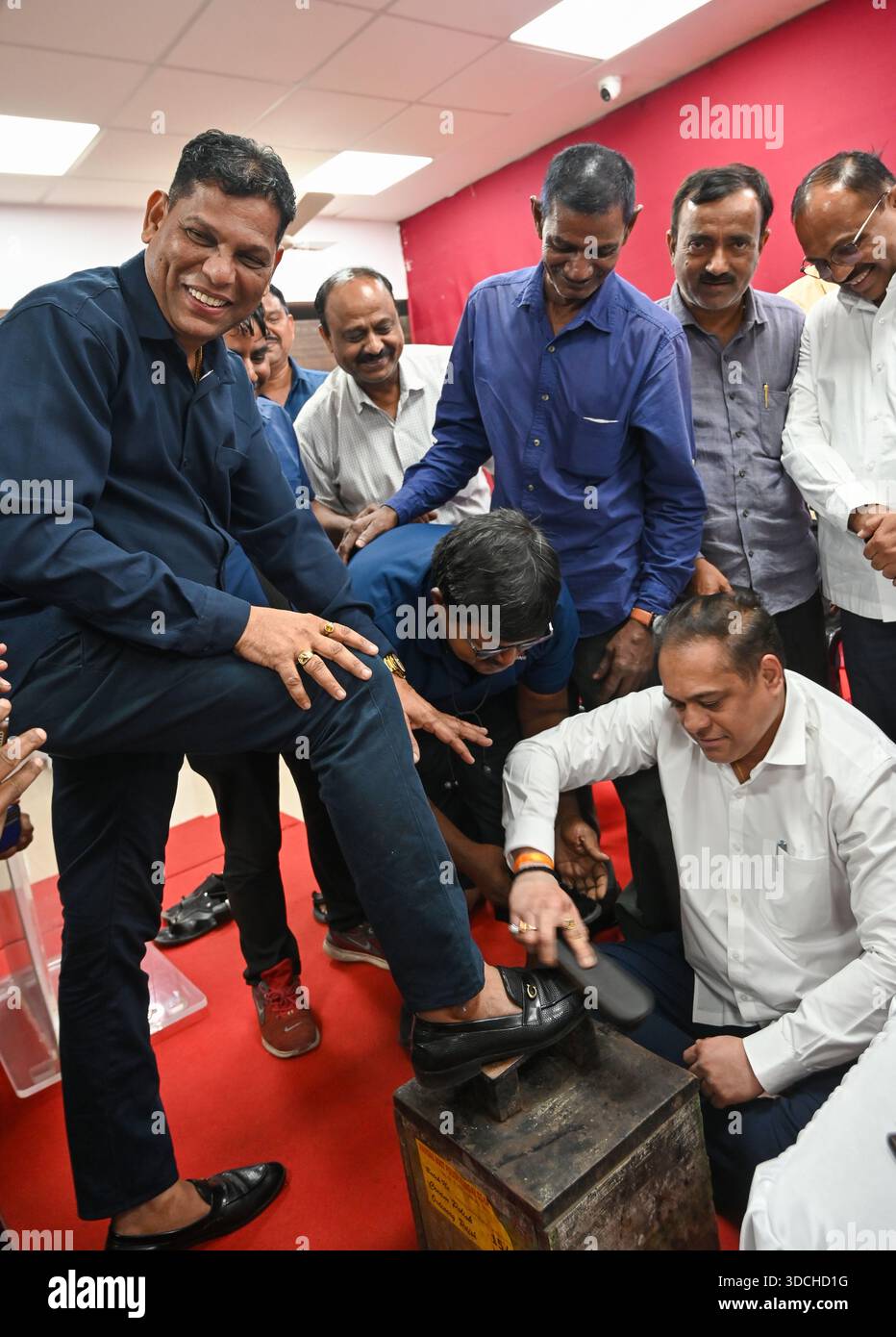 Mumbai, Indien. Dezember 2025. MUMBAI, INDIEN - 22. DEZEMBER: Der BJP-Präsident von Mumbai Amit Satam glänzt während des Eisenbahnstiefel-Arbeitnehmertreffens im BJP-Büro von Mumbai in Dadar am 22. Dezember 2025 in Mumbai, Indien. (Foto: Raju Shinde/Hindustan Times/SIPA USA) Credit: SIPA USA/Alamy Live News Stockfoto