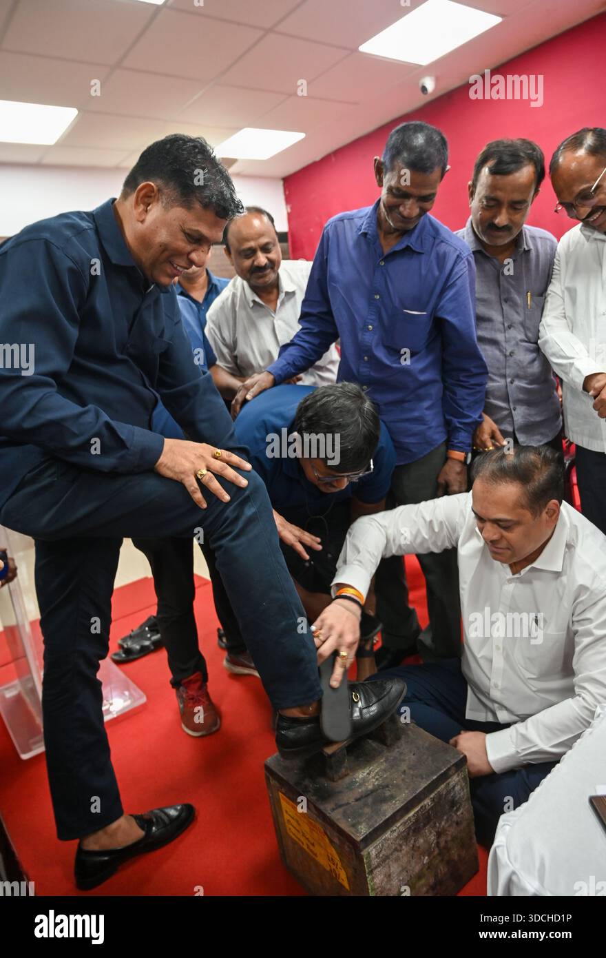 Mumbai, Indien. Dezember 2025. MUMBAI, INDIEN - 22. DEZEMBER: Der BJP-Präsident von Mumbai Amit Satam glänzt während des Eisenbahnstiefel-Arbeitnehmertreffens im BJP-Büro von Mumbai in Dadar am 22. Dezember 2025 in Mumbai, Indien. (Foto: Raju Shinde/Hindustan Times/SIPA USA) Credit: SIPA USA/Alamy Live News Stockfoto