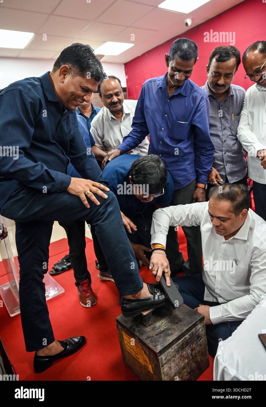 Mumbai, Indien. Dezember 2025. MUMBAI, INDIEN - 22. DEZEMBER: Der BJP-Präsident von Mumbai Amit Satam glänzt während des Eisenbahnstiefel-Arbeitnehmertreffens im BJP-Büro von Mumbai in Dadar am 22. Dezember 2025 in Mumbai, Indien. (Foto: Raju Shinde/Hindustan Times/SIPA USA) Credit: SIPA USA/Alamy Live News Stockfoto