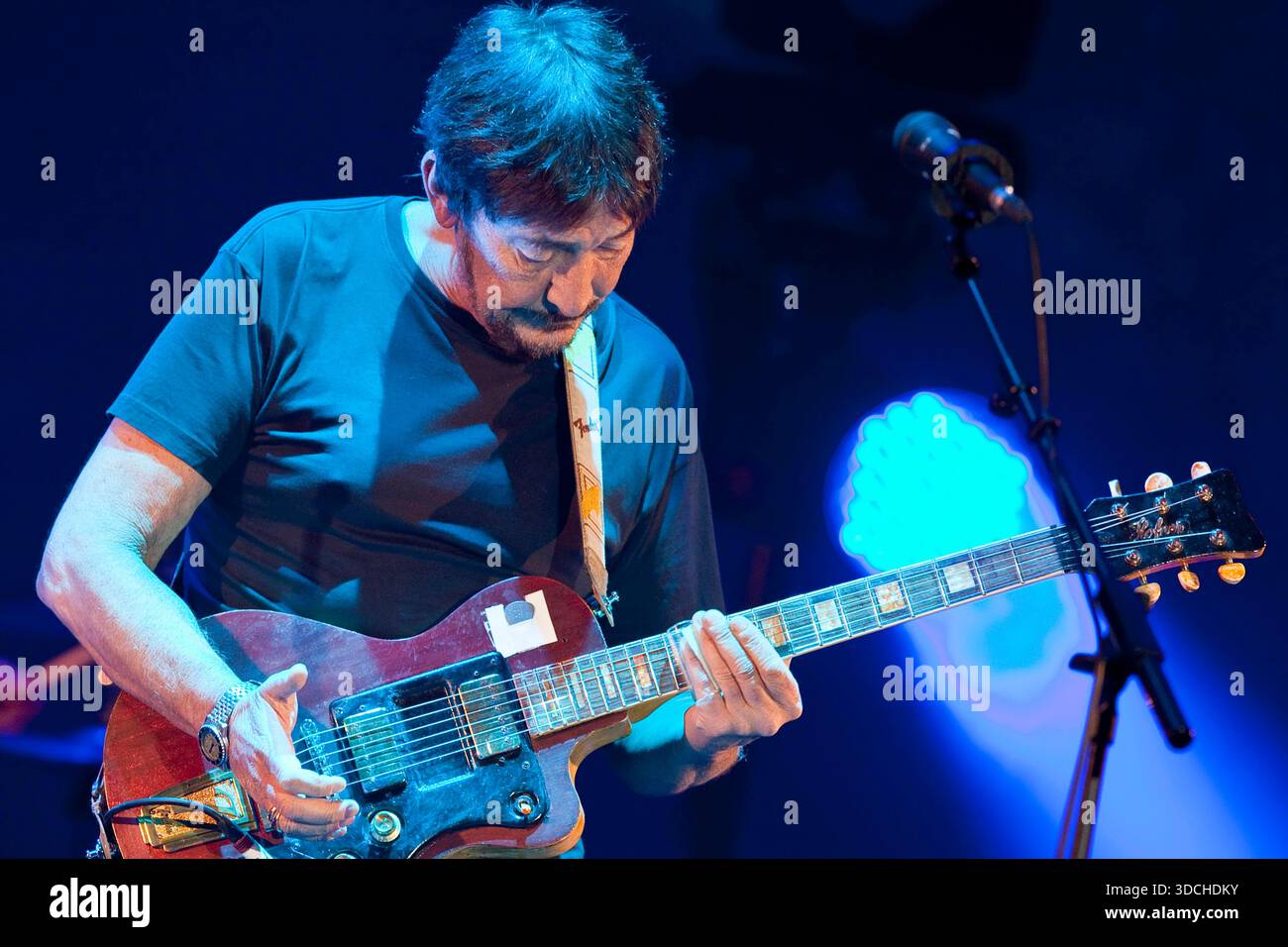 Der britische Sänger und Gitarrist Chris Rea auf seiner Santo Spirito Tour 2012 im Kulturpalast Dresden, Rea liefert ein musikalisches Feuerwerk bekannte Hits und weniger bekannte Stücke zwischen Blues, Rock und Pop, Kultur, Konzert *** der britische Sänger und Gitarrist Chris Rea liefert auf seiner Santo Spirito Tour 2012 im Kulturpalast Dresden ein musikalisches Feuerwerk mit bekannten Hits und weniger bekannten Stücken zwischen Blues, Rock und Pop, Culture, Konzert Stockfoto