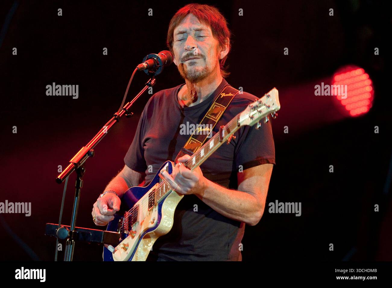 Der britische Sänger und Gitarrist Chris Rea auf seiner Santo Spirito Tour 2012 im Kulturpalast Dresden, Rea liefert ein musikalisches Feuerwerk bekannte Hits und weniger bekannte Stücke zwischen Blues, Rock und Pop, Kultur, Konzert *** der britische Sänger und Gitarrist Chris Rea liefert auf seiner Santo Spirito Tour 2012 im Kulturpalast Dresden ein musikalisches Feuerwerk mit bekannten Hits und weniger bekannten Stücken zwischen Blues, Rock und Pop, Culture, Konzert Stockfoto