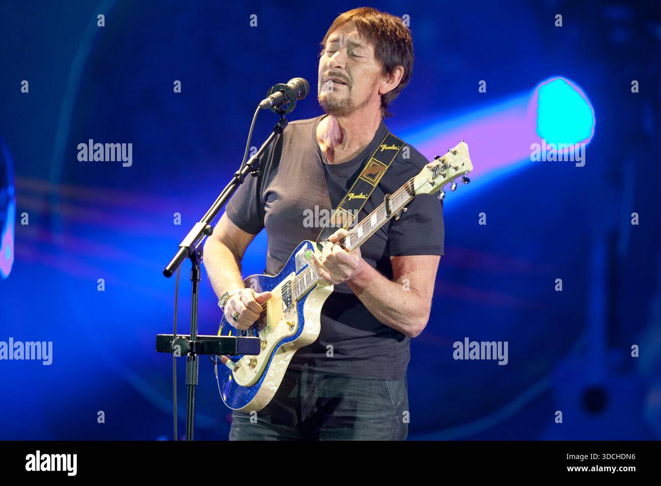 Der britische Sänger und Gitarrist Chris Rea auf seiner Santo Spirito Tour 2012 im Kulturpalast Dresden, Rea liefert ein musikalisches Feuerwerk bekannte Hits und weniger bekannte Stücke zwischen Blues, Rock und Pop, Kultur, Konzert *** der britische Sänger und Gitarrist Chris Rea liefert auf seiner Santo Spirito Tour 2012 im Kulturpalast Dresden ein musikalisches Feuerwerk mit bekannten Hits und weniger bekannten Stücken zwischen Blues, Rock und Pop, Culture, Konzert Stockfoto