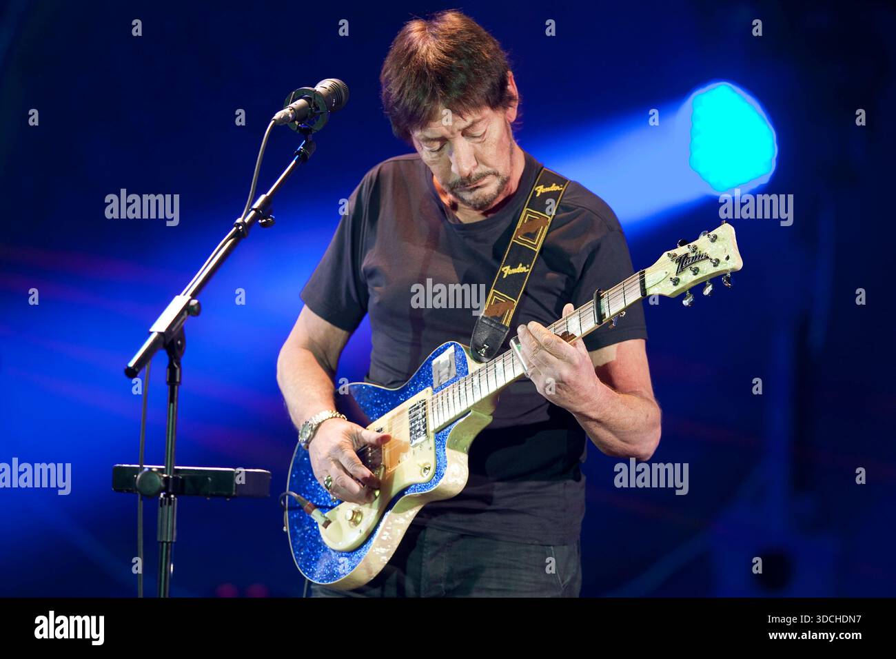 Der britische Sänger und Gitarrist Chris Rea auf seiner Santo Spirito Tour 2012 im Kulturpalast Dresden, Rea liefert ein musikalisches Feuerwerk bekannte Hits und weniger bekannte Stücke zwischen Blues, Rock und Pop, Kultur, Konzert *** der britische Sänger und Gitarrist Chris Rea liefert auf seiner Santo Spirito Tour 2012 im Kulturpalast Dresden ein musikalisches Feuerwerk mit bekannten Hits und weniger bekannten Stücken zwischen Blues, Rock und Pop, Culture, Konzert Stockfoto