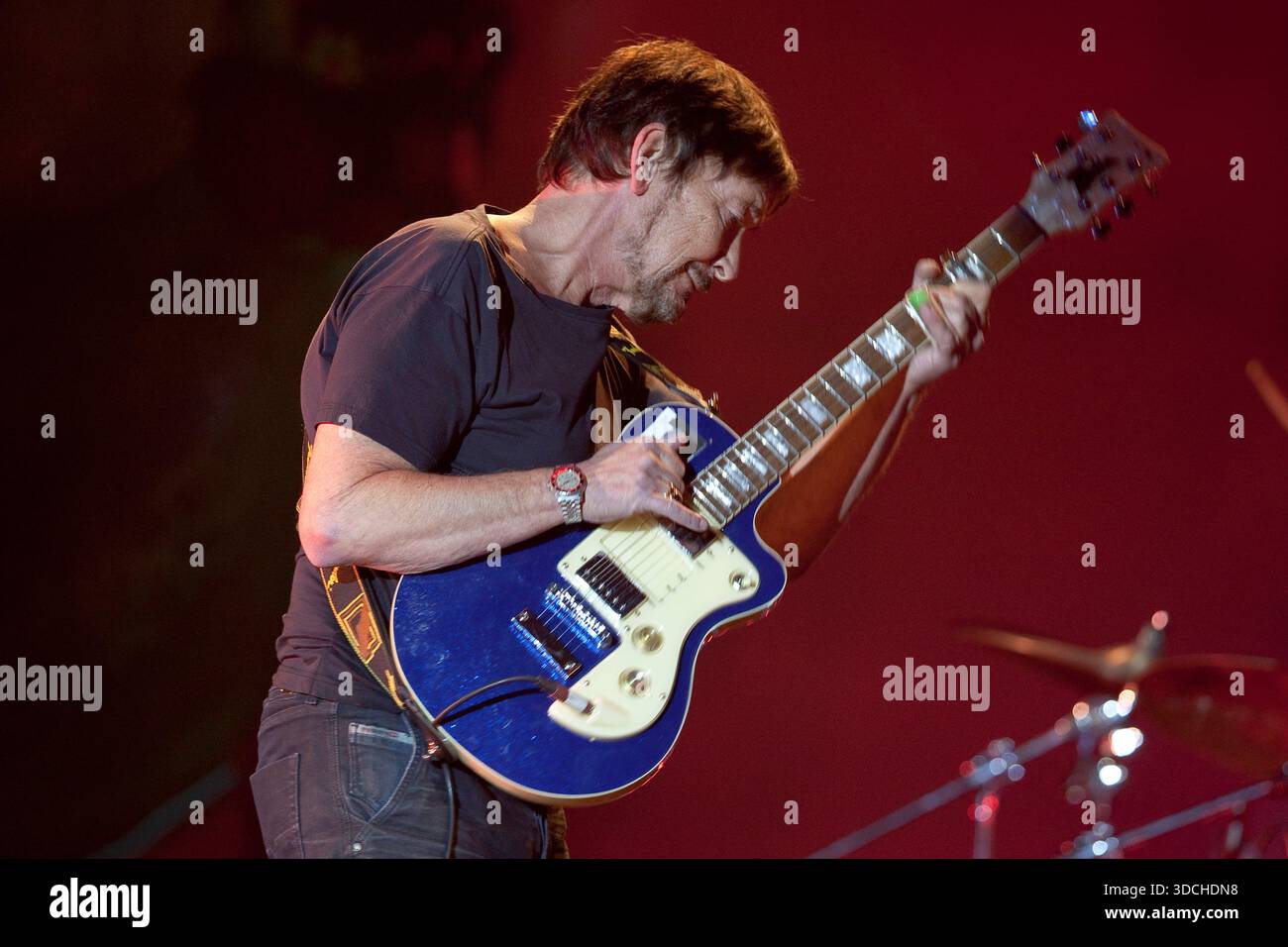 Der britische Sänger und Gitarrist Chris Rea auf seiner Santo Spirito Tour 2012 im Kulturpalast Dresden, Rea liefert ein musikalisches Feuerwerk bekannte Hits und weniger bekannte Stücke zwischen Blues, Rock und Pop, Kultur, Konzert *** der britische Sänger und Gitarrist Chris Rea liefert auf seiner Santo Spirito Tour 2012 im Kulturpalast Dresden ein musikalisches Feuerwerk mit bekannten Hits und weniger bekannten Stücken zwischen Blues, Rock und Pop, Culture, Konzert Stockfoto