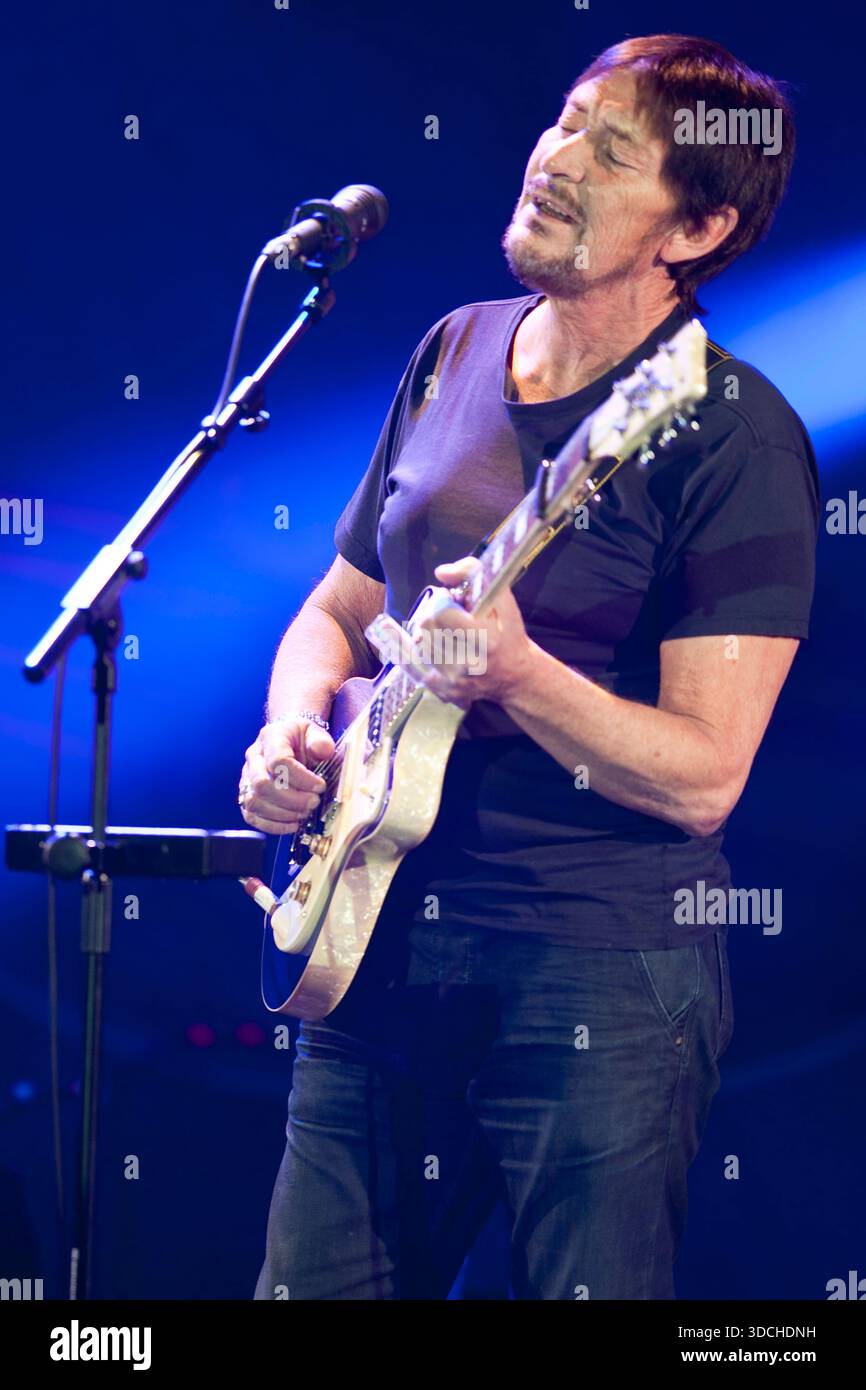 Der britische Sänger und Gitarrist Chris Rea auf seiner Santo Spirito Tour 2012 im Kulturpalast Dresden, Rea liefert ein musikalisches Feuerwerk bekannte Hits und weniger bekannte Stücke zwischen Blues, Rock und Pop, Kultur, Konzert *** der britische Sänger und Gitarrist Chris Rea liefert auf seiner Santo Spirito Tour 2012 im Kulturpalast Dresden ein musikalisches Feuerwerk mit bekannten Hits und weniger bekannten Stücken zwischen Blues, Rock und Pop, Culture, Konzert Stockfoto