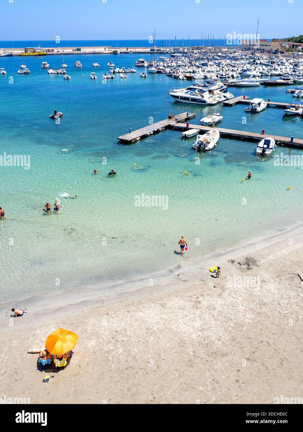 Strand und Yachthafen in Otranto, Apulien Stockfoto