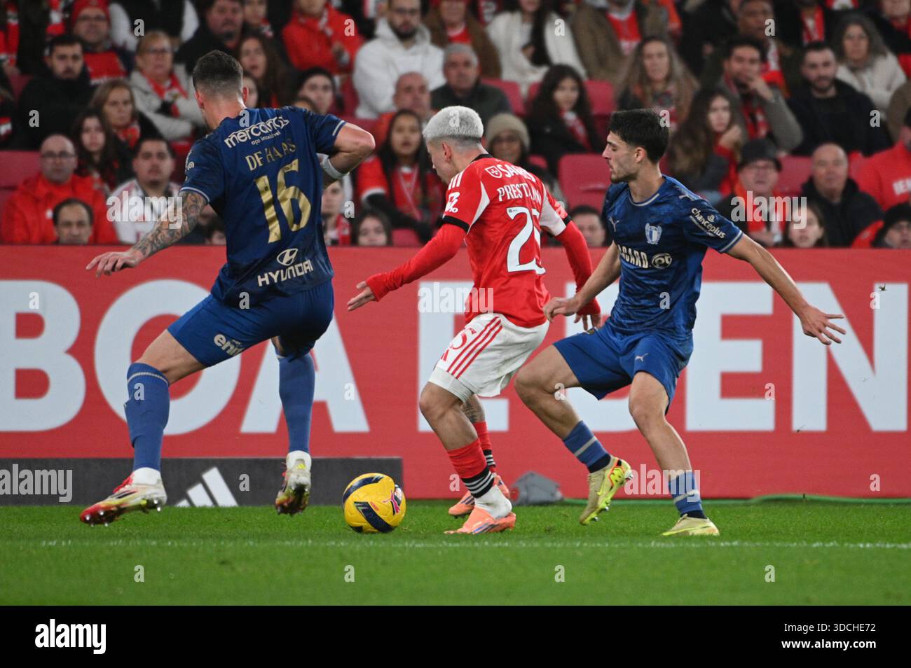 Lissabon, Portugal. 22. Dezember 2025. Prestianni-Stürmer SL Benfica im Benfica gegen Famalicao für die portugiesische Liga im Estadio da Luz in Lissabon. Quelle: Ricardo Rocha / Alamy Live News Stockfoto