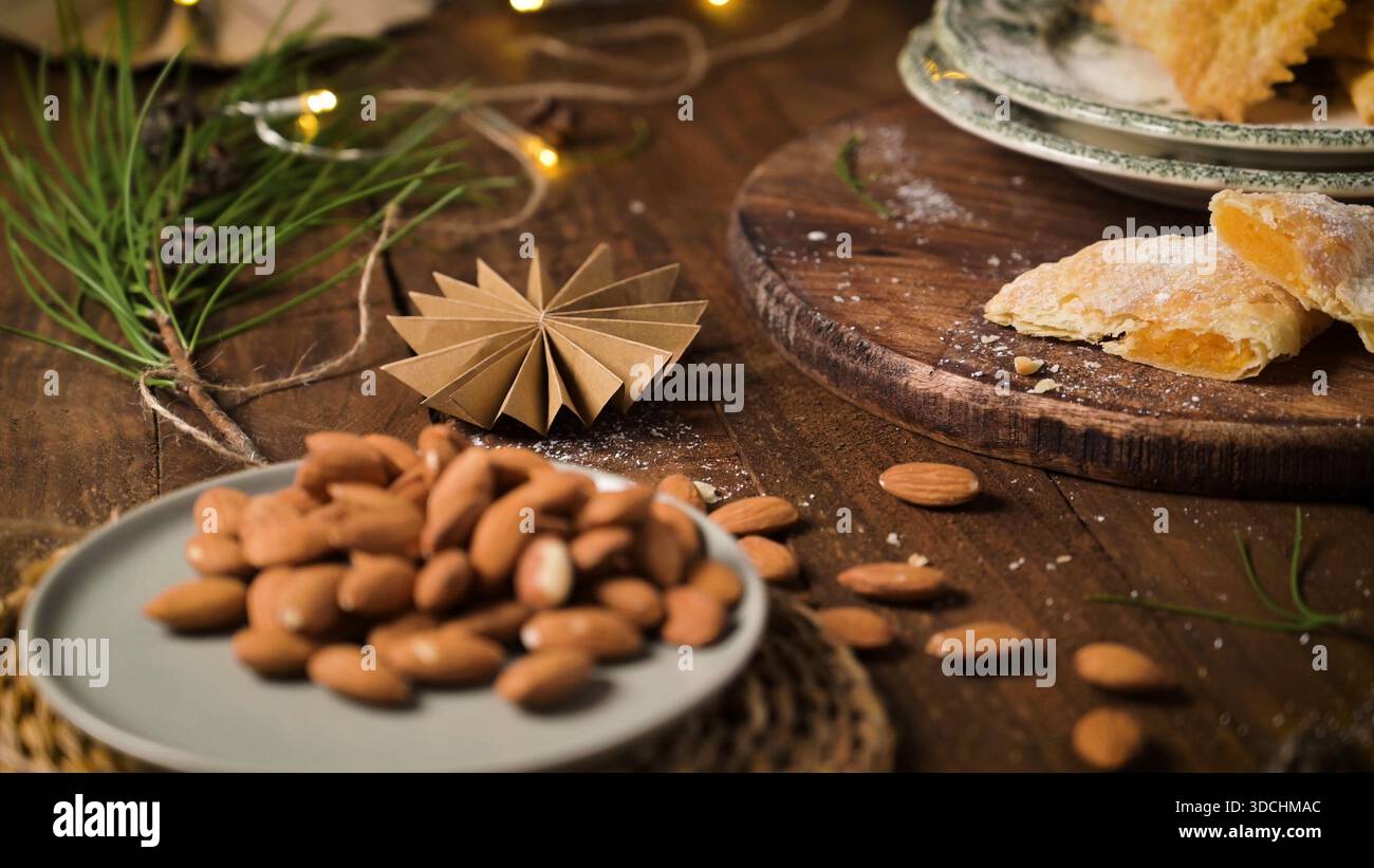 Ein dekadenter Schokoladen- und Vanillekuchen mit einer glänzenden Karamellglasur, die an den Seiten tropft. Frische Himbeeren und Brombeeren garnieren das Stockfoto
