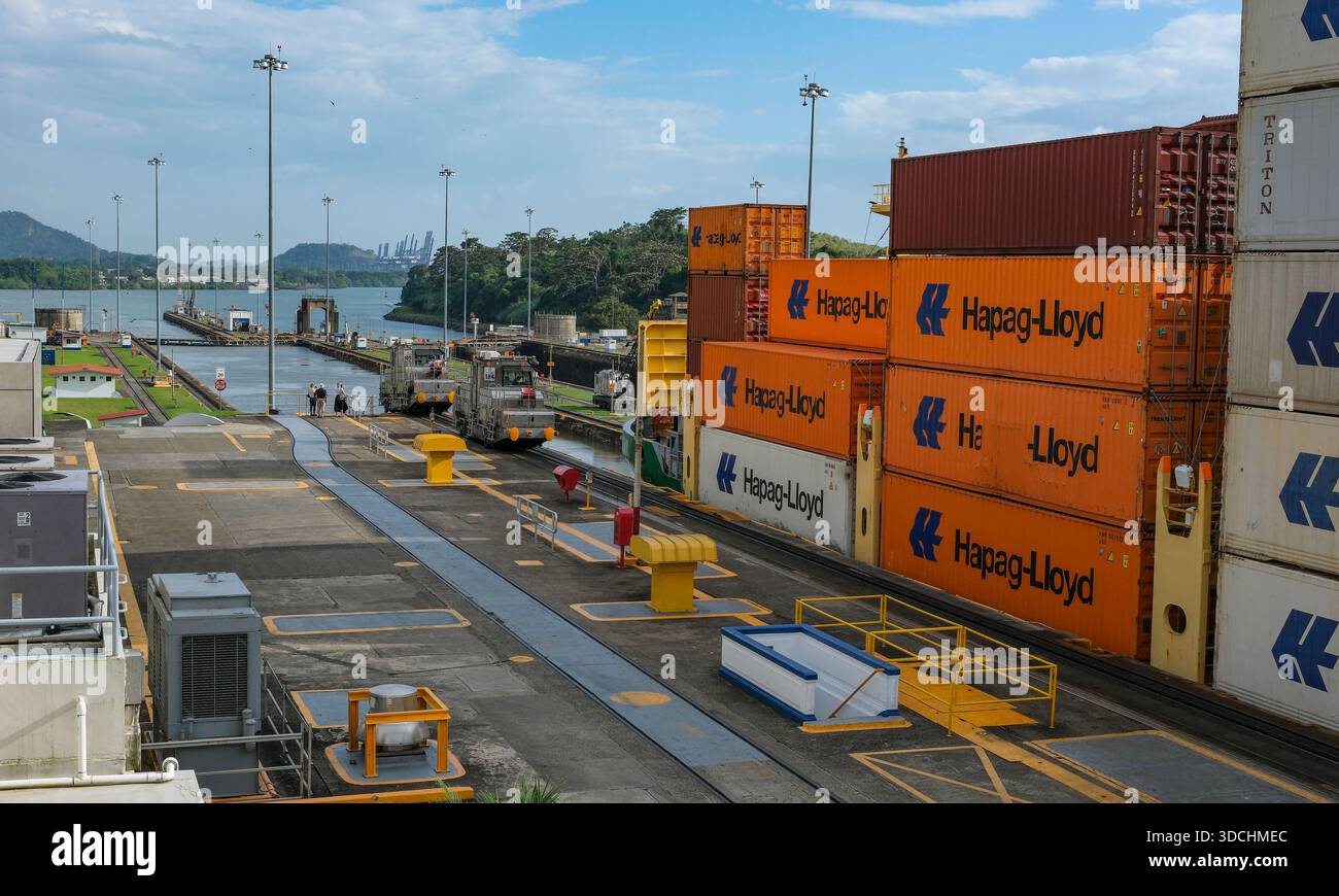 Panama-Stadt, Panama - 16. Dezember 2025: Ein Containerschiff überquert eine Schleuse des Panamakanals in Panama-Stadt. Stockfoto