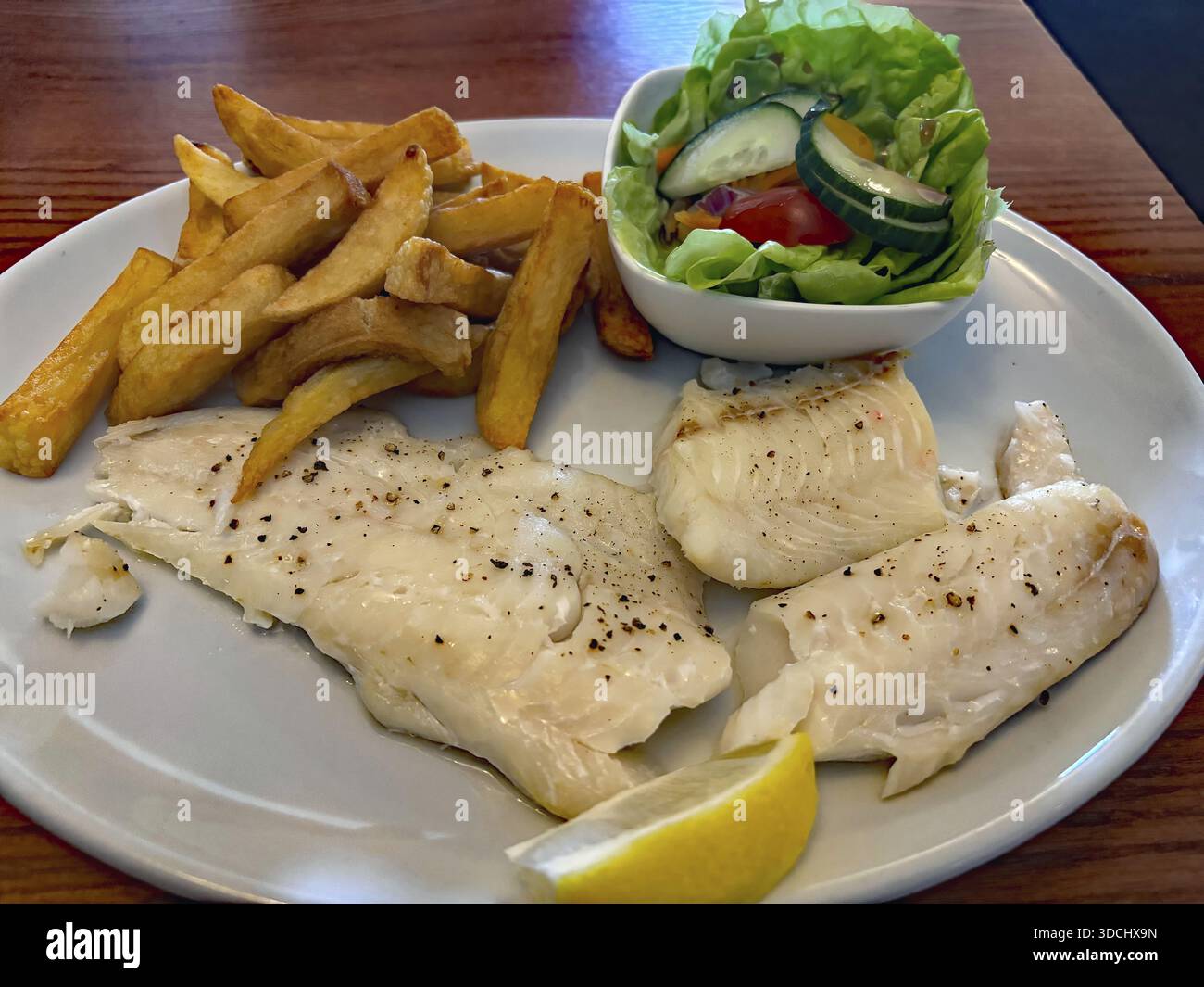 Gericht mit frittiertem Fisch, Pommes Frites und frischem Salat auf einem Teller, Fish and Chips, Nationalgericht, Schottland, Großbritannien Stockfoto