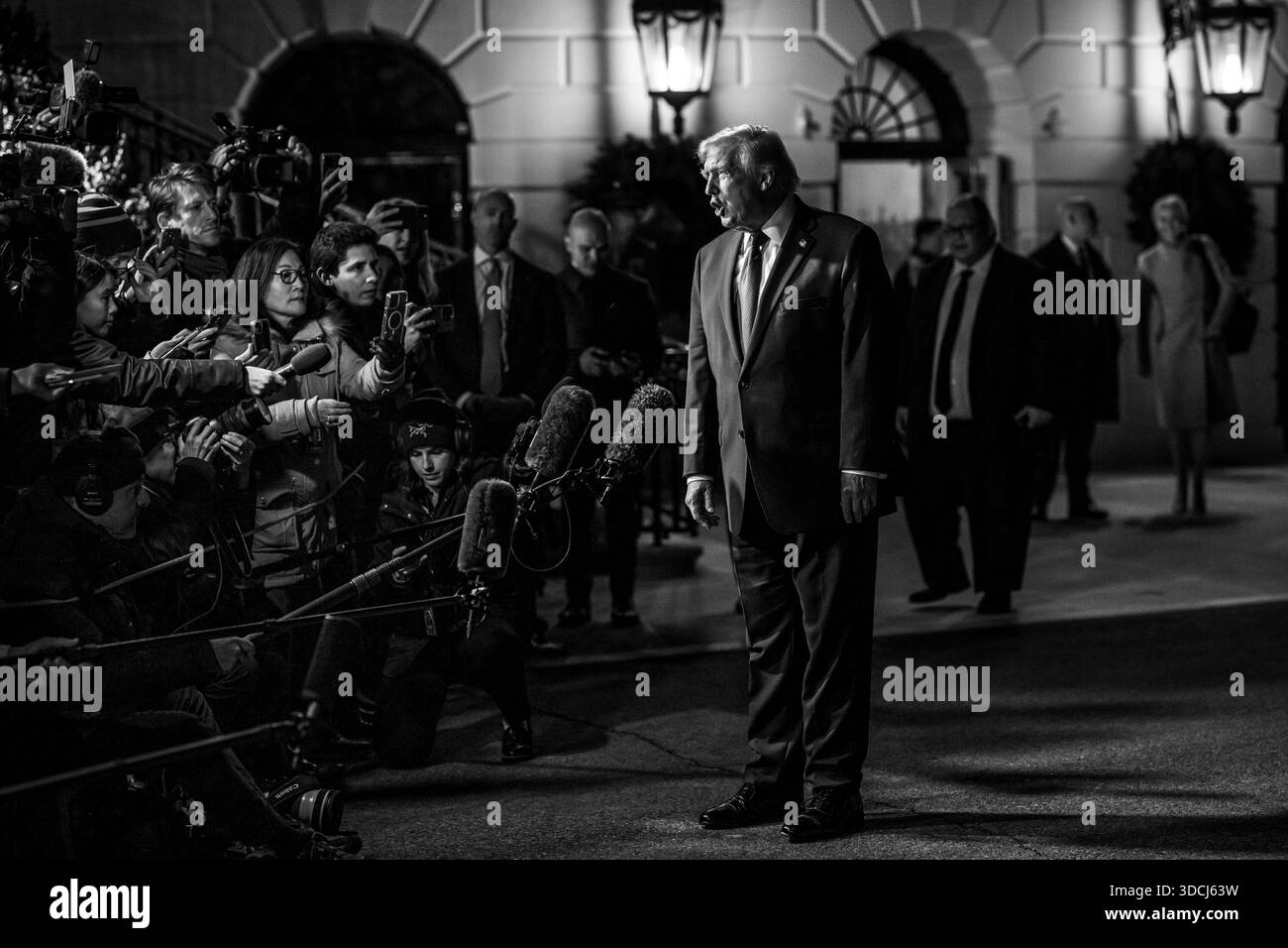 Präsident Donald Trump spricht mit Medienvertretern, bevor er am Freitag, den 19. Dezember 2025, auf dem South Lawn des Weißen Hauses auf dem Weg zur Joint Base Andrews, Maryland, zu einer Reise nach Rocky Mount, North Carolina, einsteigt. (Offizielles Foto des Weißen Hauses von Joyce N. Boghosian) Stockfoto