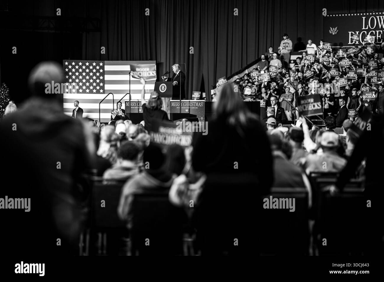 Präsident Donald Trump hält am Freitag, den 19. Dezember 2025, im Rocky Mount Event Center in Rocky Mount, North Carolina, eine Rede über die Wirtschaft. (Offizielles Foto des Weißen Hauses von Daniel Torok) Stockfoto