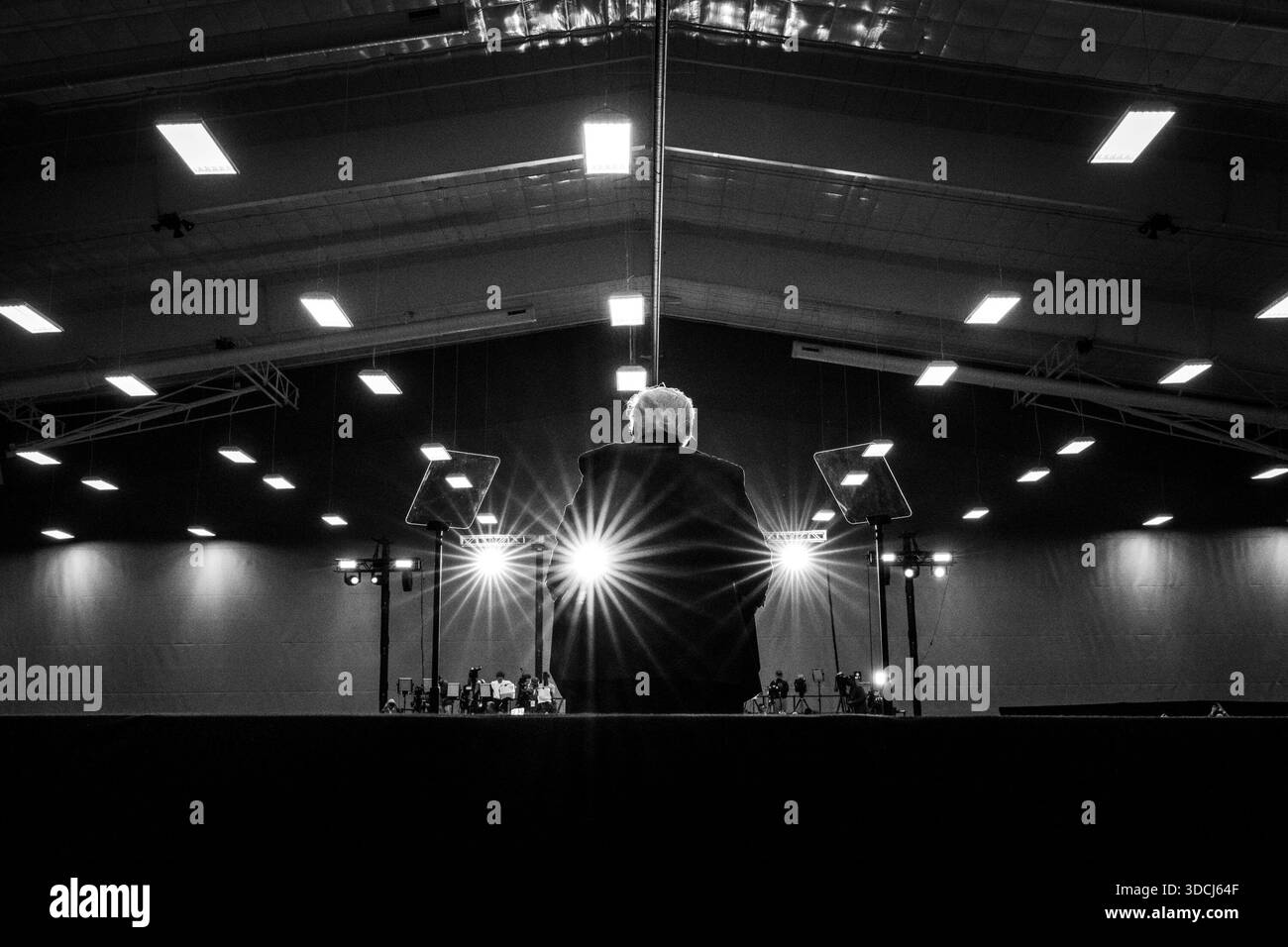 Präsident Donald Trump hält am Freitag, den 19. Dezember 2025, im Rocky Mount Event Center in Rocky Mount, North Carolina, eine Rede über die Wirtschaft. (Offizielles Foto des Weißen Hauses von Daniel Torok) Stockfoto