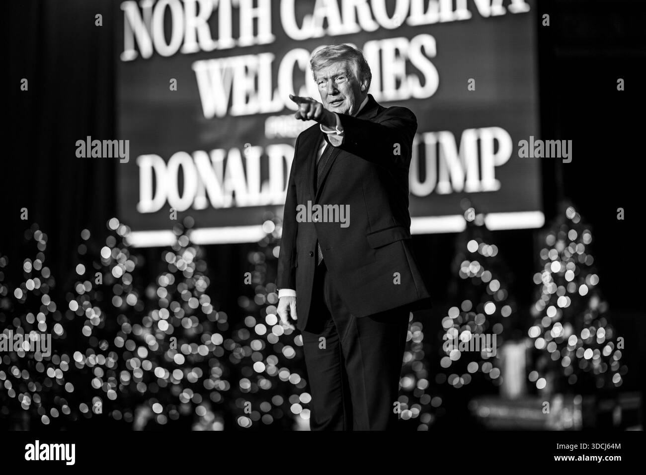 Präsident Donald Trump kommt am Freitag, den 19. Dezember 2025, auf die Bühne, um im Rocky Mount Event Center in Rocky Mount, North Carolina, eine Rede über die Wirtschaft zu halten. (Offizielles Foto des Weißen Hauses von Daniel Torok) Stockfoto