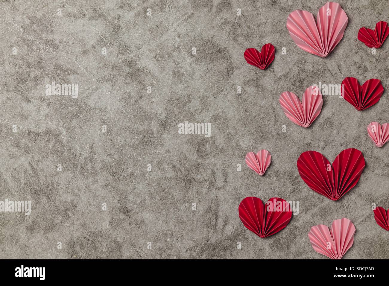 Flacher valentinstag-Hintergrund mit gefaltetem Papierherz. Flache Lay valentinshintergrund mit Kopierraum Stockfoto