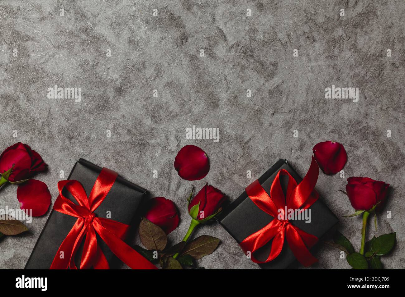 Valentinstag-Konzeptfoto mit Geschenkbox und roten Rosen. Flaches Hintergrundkonzept zum Valentinstag Stockfoto
