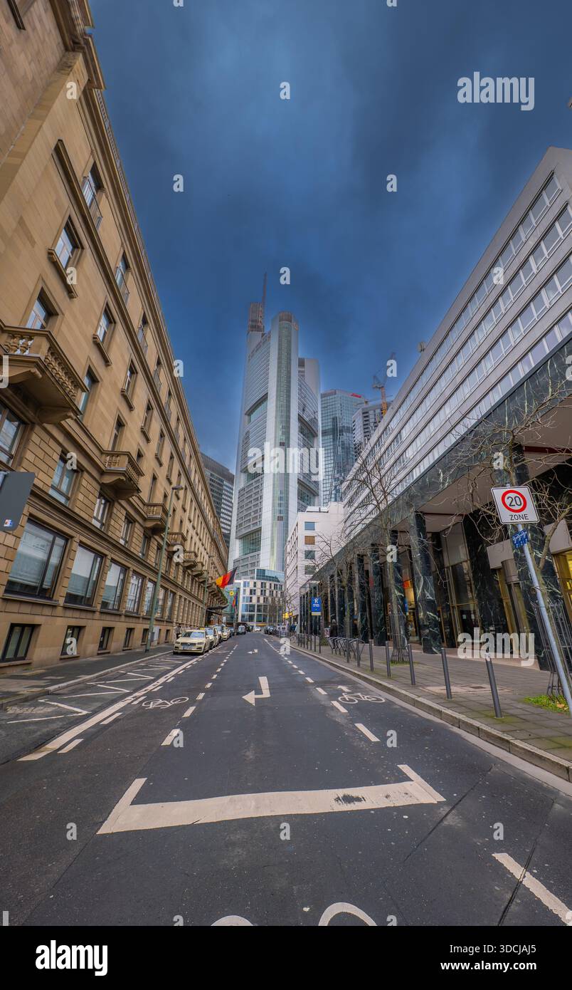 FRANKFURT a.M., DEUTSCHLAND, 12-07-2024, Blick durch eine Straßenschlucht in Frankfurt zum Commerzbank-Turm an einem bewölkten Tag. Stockfoto