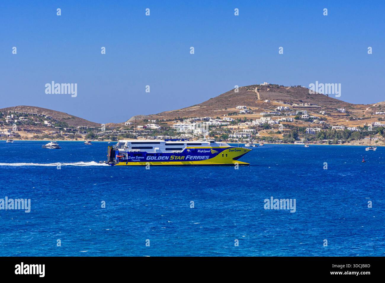 Golden Star Ferries Super Express Hochgeschwindigkeits-Katamaran nähert sich Paros Island, Kykladen, Griechenland Stockfoto