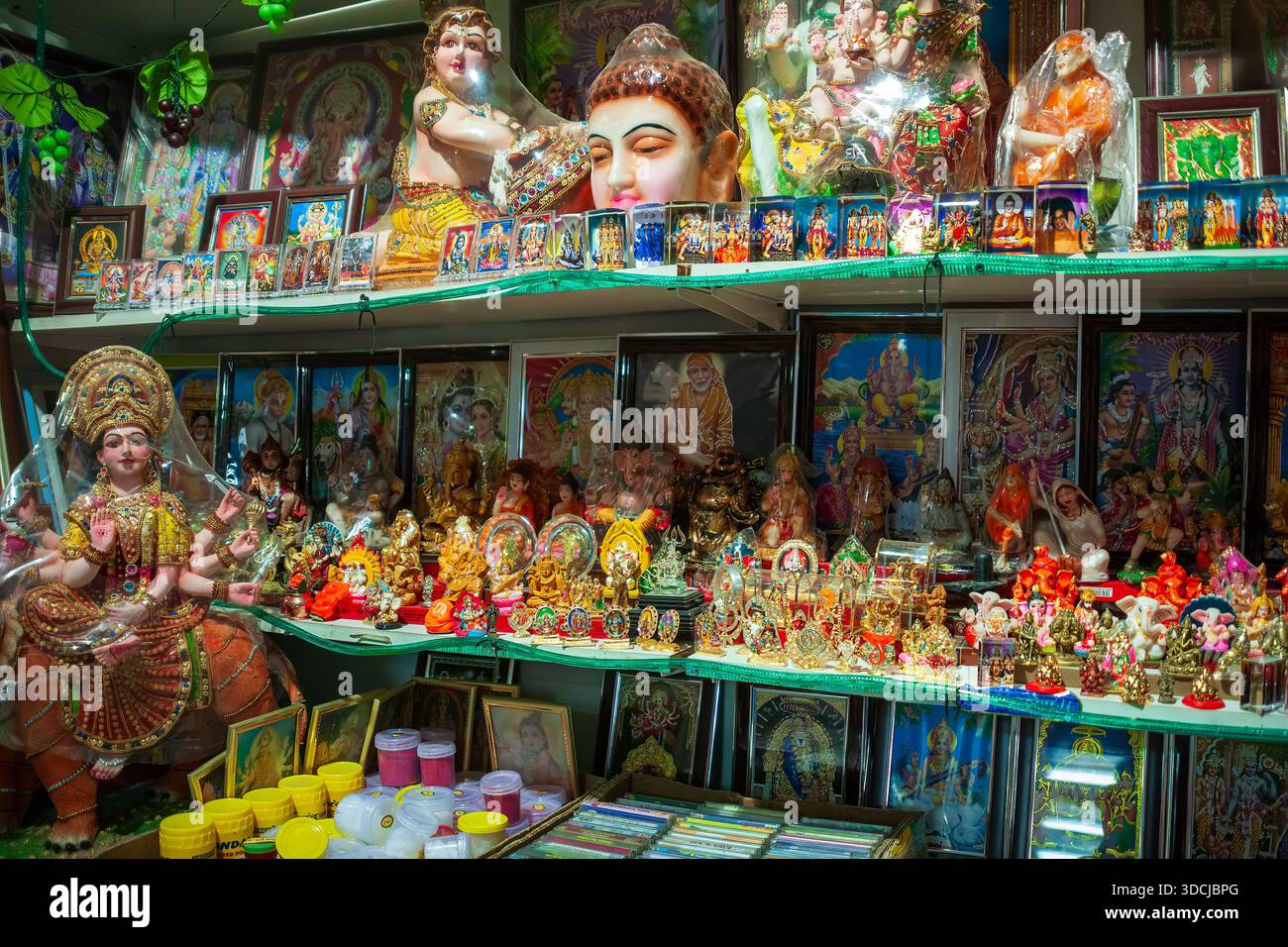 Pooja-Geschäft in der Shiva-Tempellinie in Bur Dubai, Dubai, Vereinigte Arabische Emirate Stockfoto
