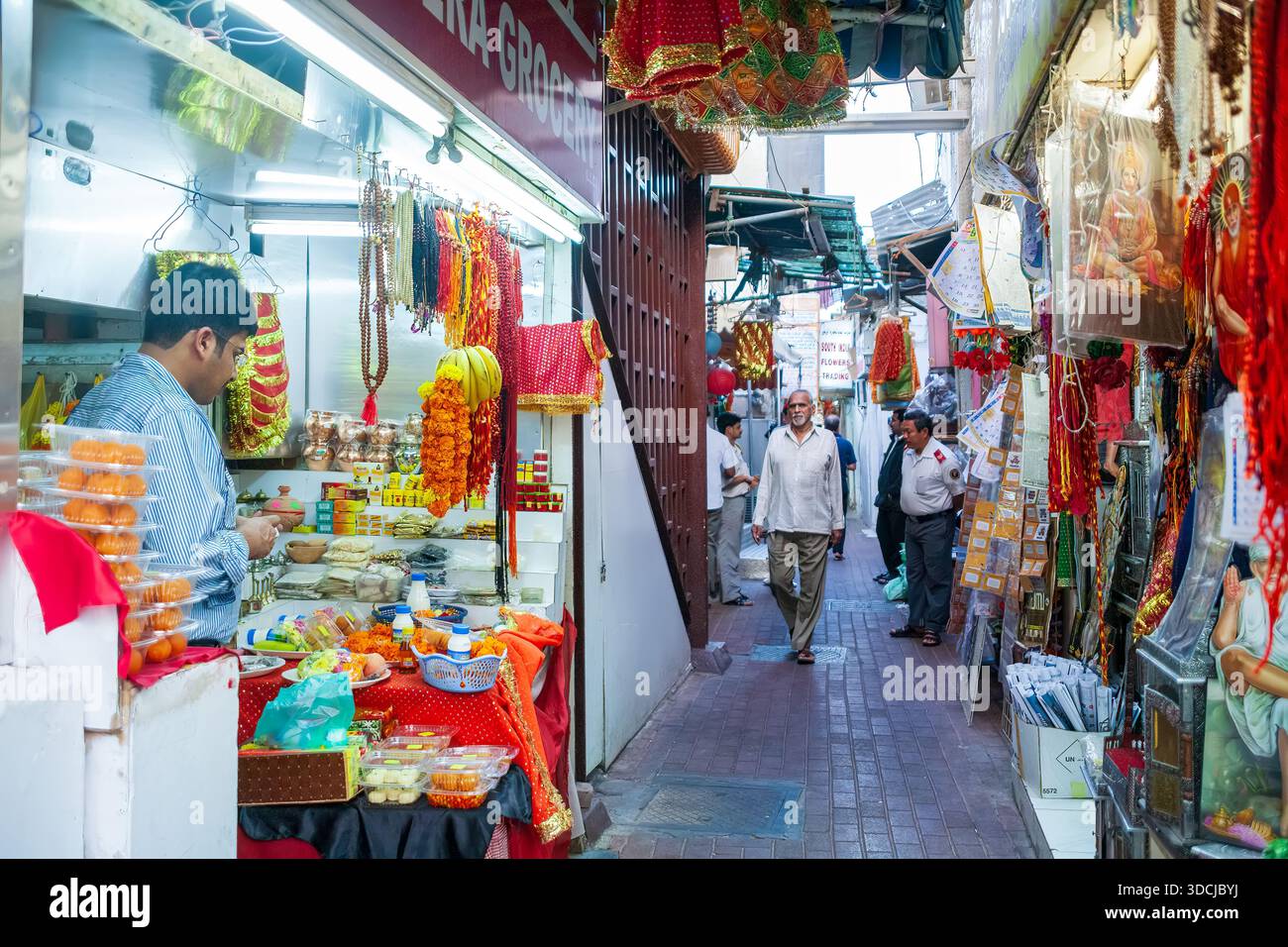 Pooja-Geschäft in der Shiva-Tempellinie in Bur Dubai, Dubai, Vereinigte Arabische Emirate Stockfoto