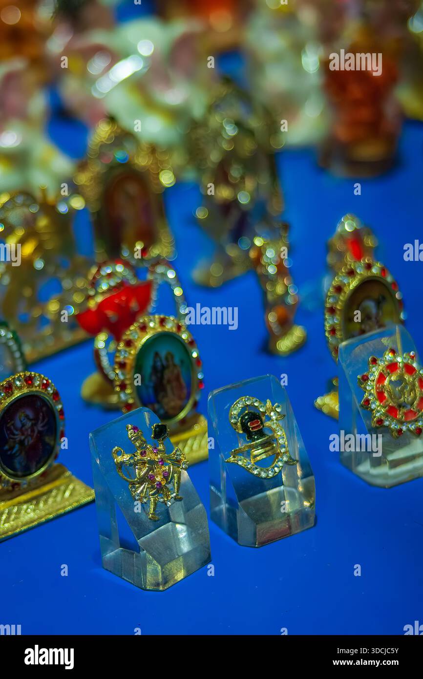 Pooja-Geschäft in der Shiva-Tempellinie in Bur Dubai, Dubai, Vereinigte Arabische Emirate Stockfoto