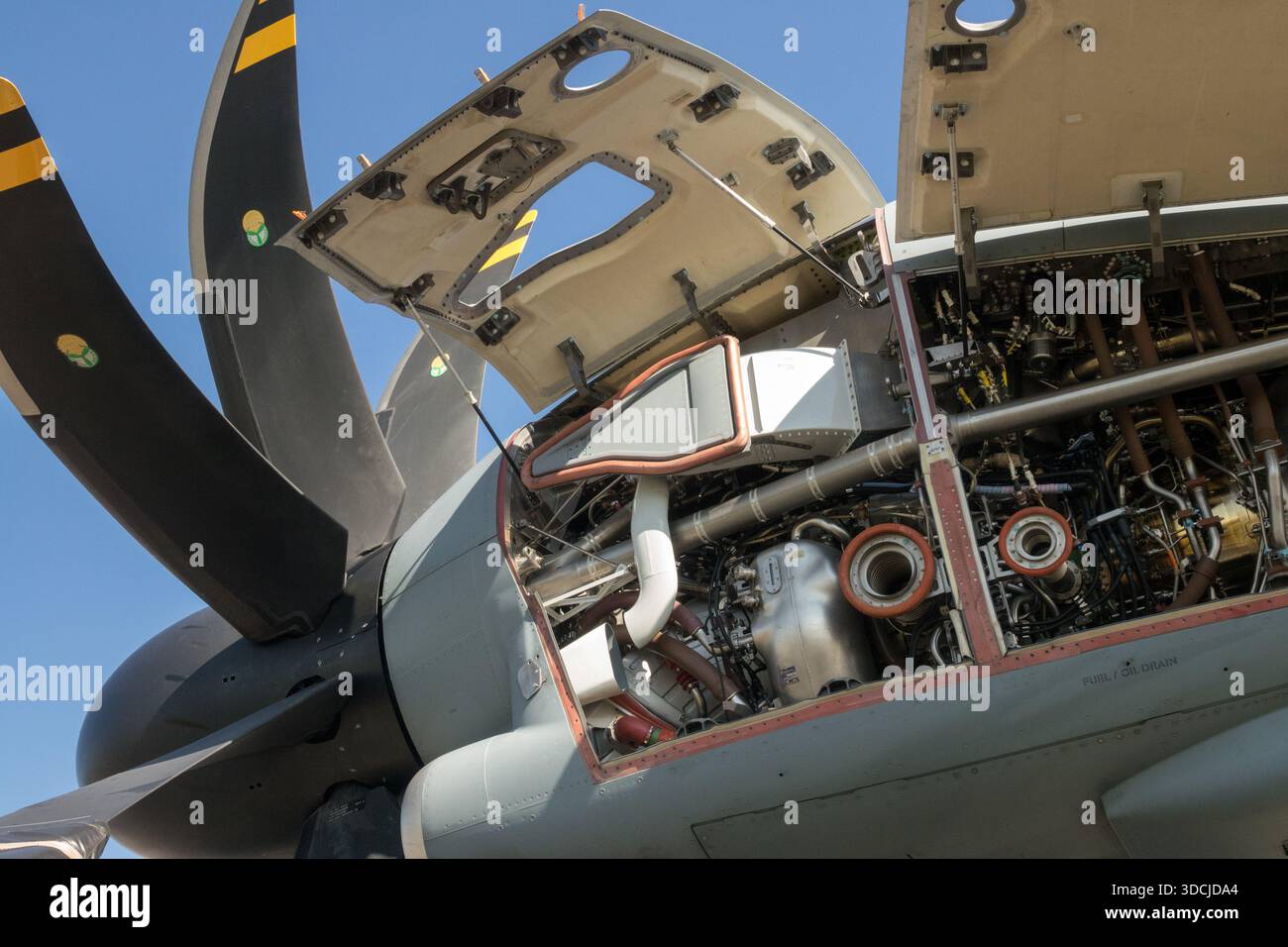 Nahaufnahme des Europrop TP400-D6 Turboprop-Triebwerks und Propellers in einem militärischen Transportflugzeug des Typs Airbus A400M Atlas mit geöffneter Motorhaube Stockfoto