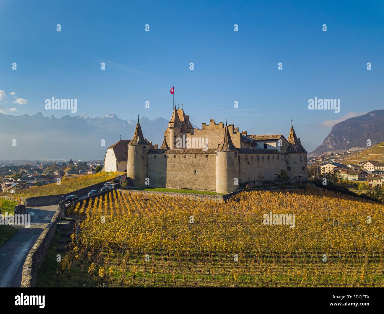 Das mittelalterliche Schloss Aigle umgeben von Weinbergen im Herbst, Kanton Waadt, Schweiz. Stockfoto