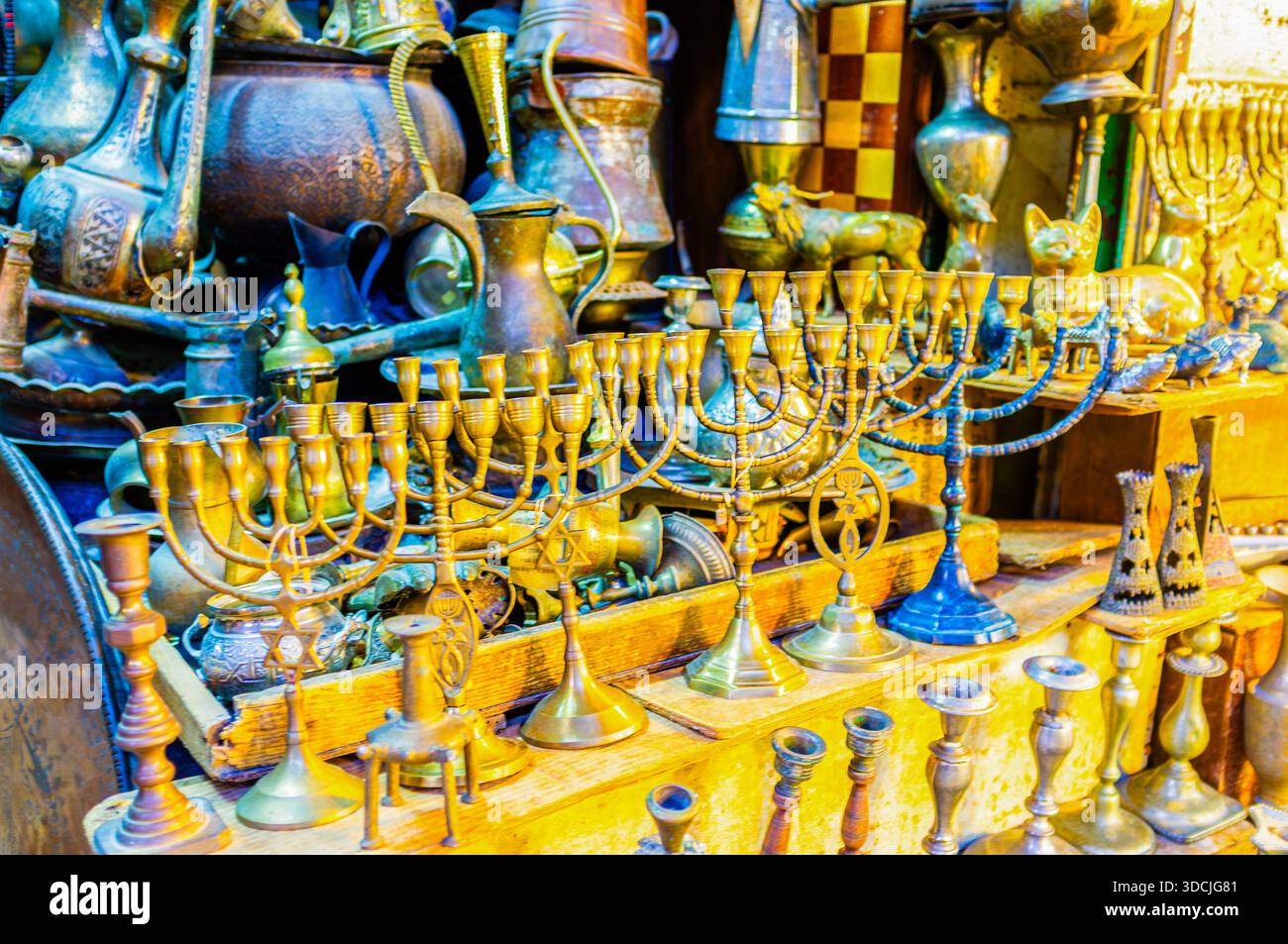 Die Menora ist ein aus sieben Lampen (sechs Äste) bestehender, aus dem alten Hebräischen stammender Lampenständer, der heute als Symbol und Souvenir aus Israel, Jerusalem, verwendet wird. Stockfoto