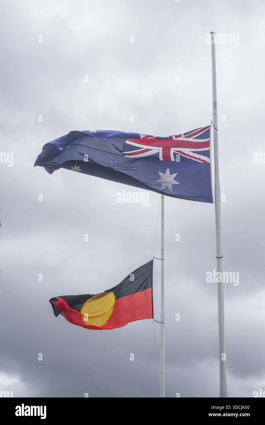 21. Dezember 2025 die australische Flagge und die indigene Aborigine-Flagge am Halbmast zu Ehren der Bondi Beach-Opfer Amer Ghazzal/Alamy Live News Stockfoto
