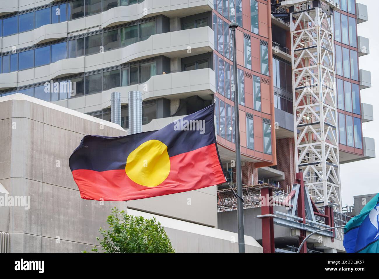 21. Dezember 2025 die australische Aborigine-Flagge am Halbmast zu Ehren der Terroropfer am Bondi Beach Amer Ghazzal/Alamy Live News Stockfoto