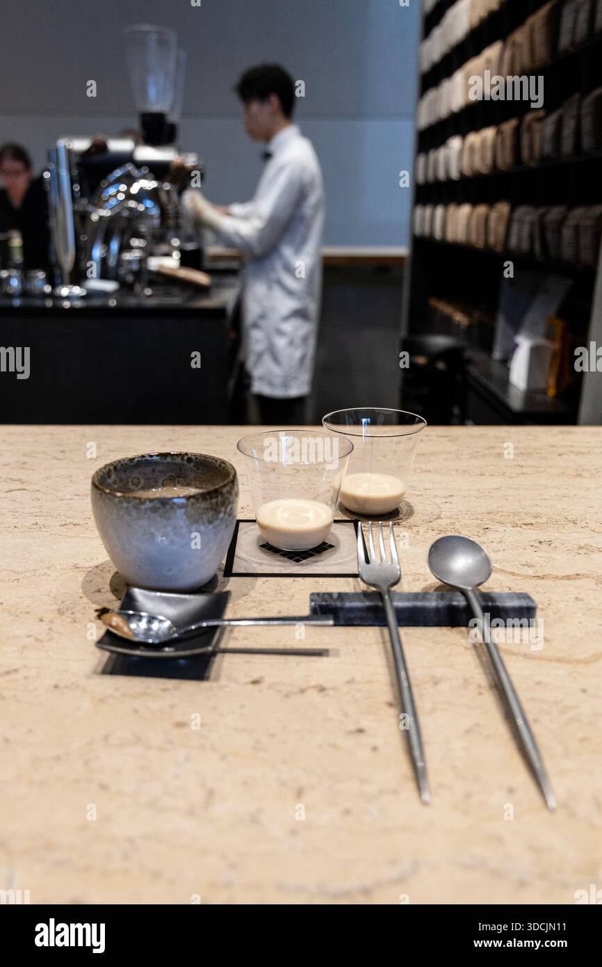 Milk Brew COFFEE, saisonales Verkostungsmenü im KOFFEE MAMEYA Kakeru COFFEE Lab, Koto City, Tokio, Japan Stockfoto