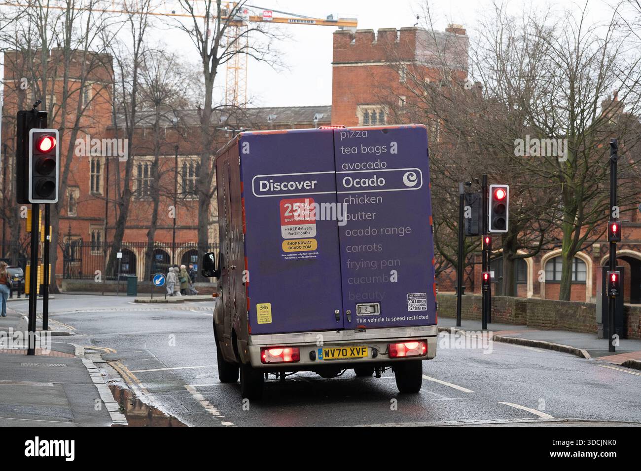 Eton, Großbritannien. Dezember 2025. Ein Ocado Lieferwagen, der einen Job in Eton High Street, Eton, Windsor, Berkshire hat. Kredit: Maureen McLean/Alamy Stockfoto