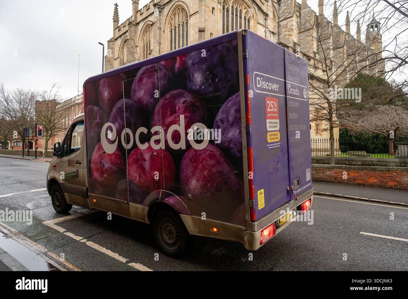 Eton, Großbritannien. Dezember 2025. Ein Ocado Lieferwagen, der einen Job in Eton High Street, Eton, Windsor, Berkshire hat. Kredit: Maureen McLean/Alamy Stockfoto