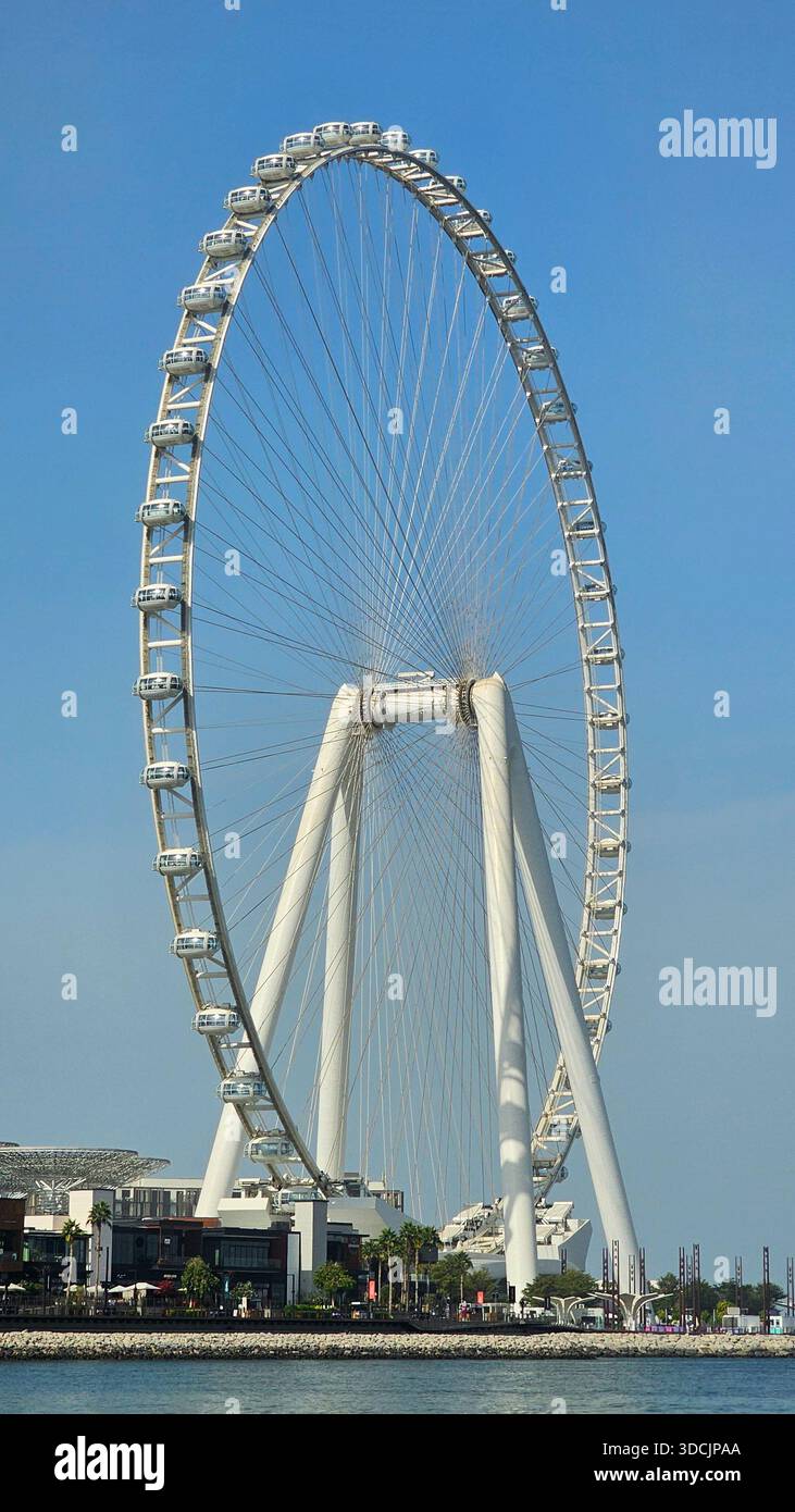 Dubai, VAE, 17. Dezember 2025: Ain Dubai Ferris Wheel am Blue Sky Day. Das Ain Dubai-Aussichtsrad steht hoch vor einem klaren blauen Himmel und bietet Stockfoto